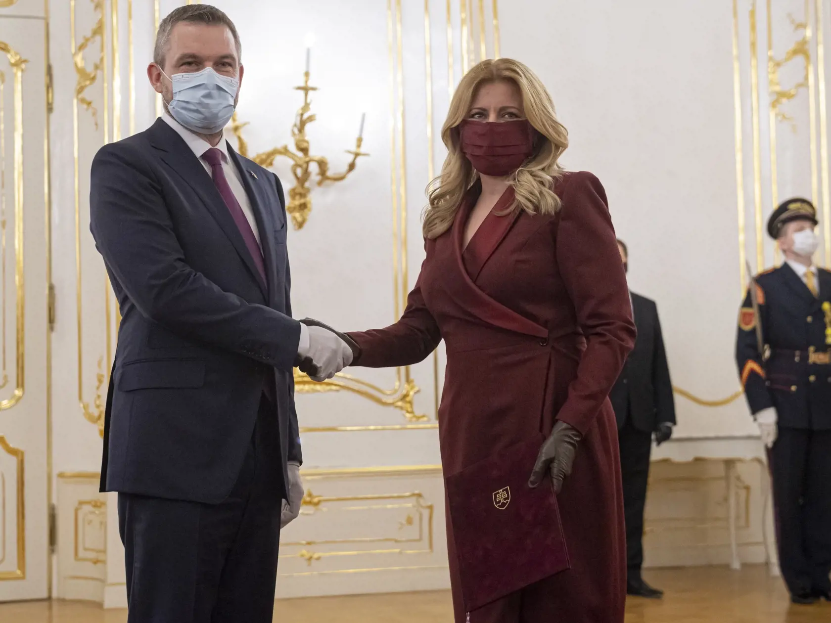 Demisia vlády Petra Pellegriniho po voľbách v marci 2020. Pellegrini ešte ako člen Smeru si podáva ruky s prezidentkou Zuzanou Čaputovou.