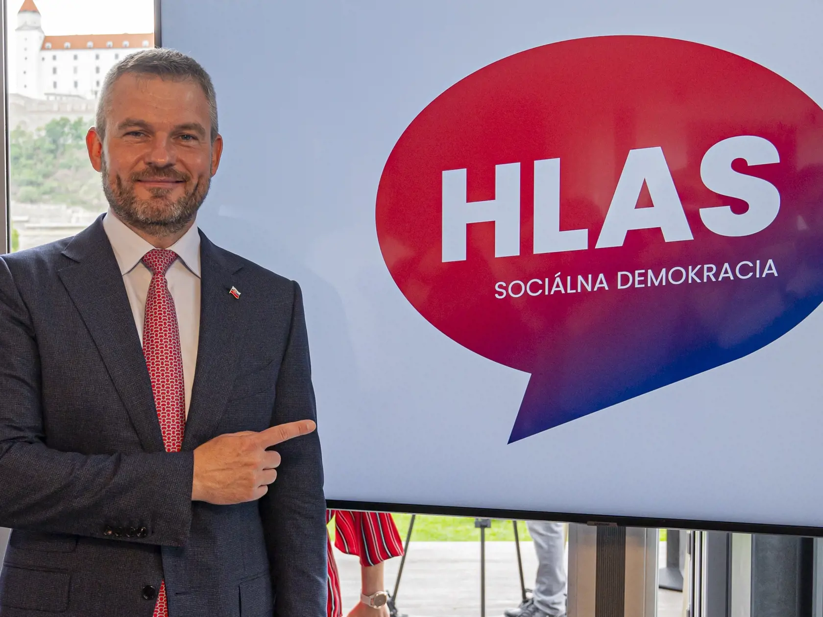 Pellegrini zakladá v roku 2020 stranu Hlas-sociálna demokracia a predstavuje aj´jej logo.