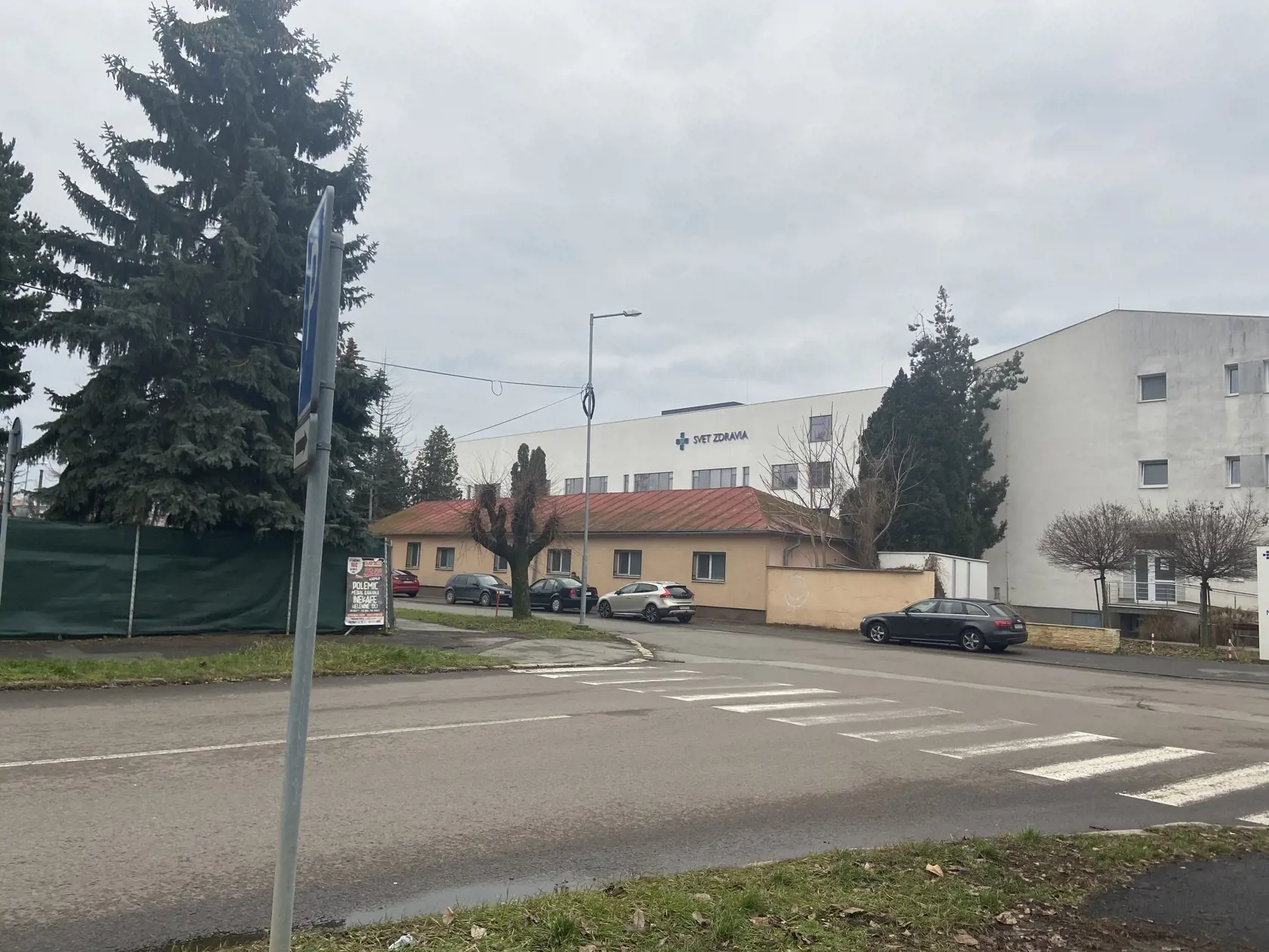 Nemocnica od miesta tragédia je vzdialená len zopár metrov. žene však už zdravotníci nedokázali pomôcť. Zomrela na mieste nešťastia.