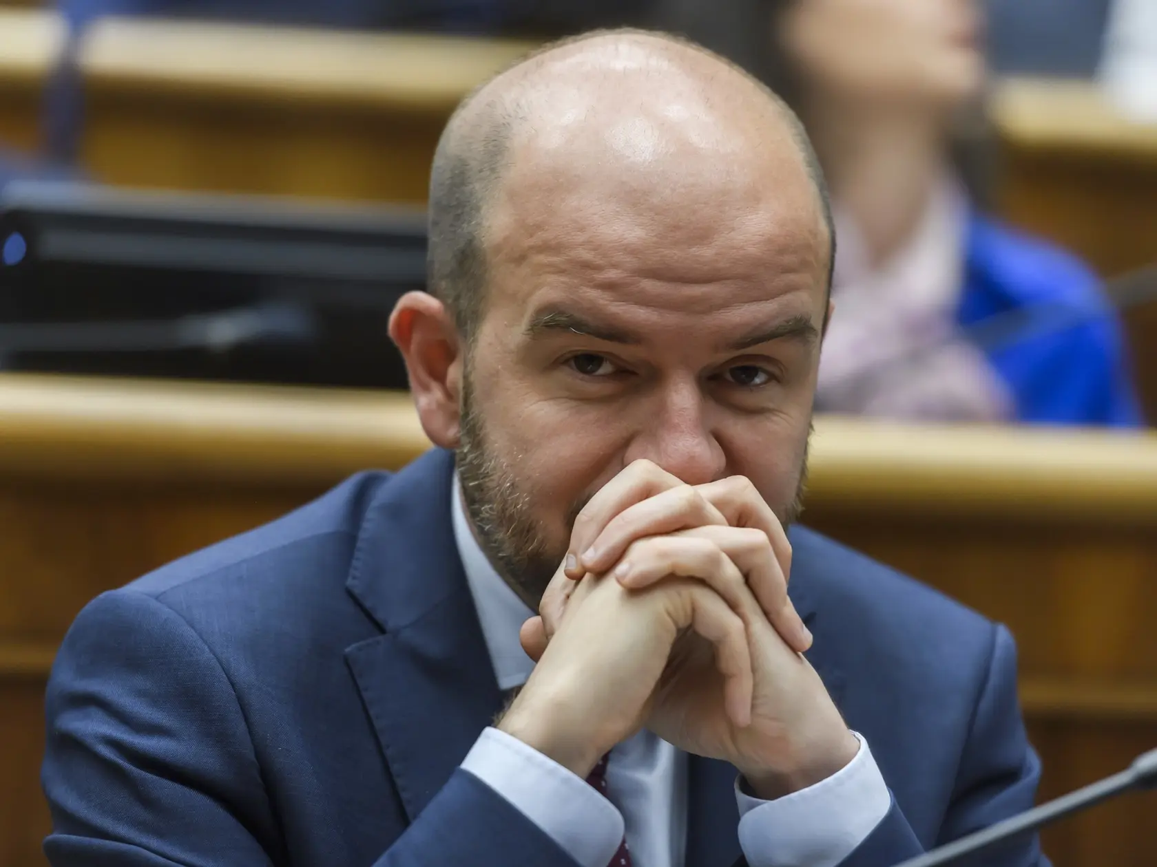 V koalícii sa má o zákone o tzv. covidových amnestiách, ak ho prezident SR Peter Pellegrini nepodpíše a vráti do parlamentu, ešte diskutovať. Poslanec Národnej rady (NR) SR Roman Michelko (SNS) si myslí, že SNS a Smer-SD by nemali problém prelomiť prípadné veto hlavy štátu. Zákonodarca Ján Podmanický (Smer-SD) legislatívu víta a za prípadné prelomenie veta bude hlasovať. Predseda poslaneckého klubu PS Martin Dubéci a poslanec Jozef Hajko (KDH) zákon kritizujú.