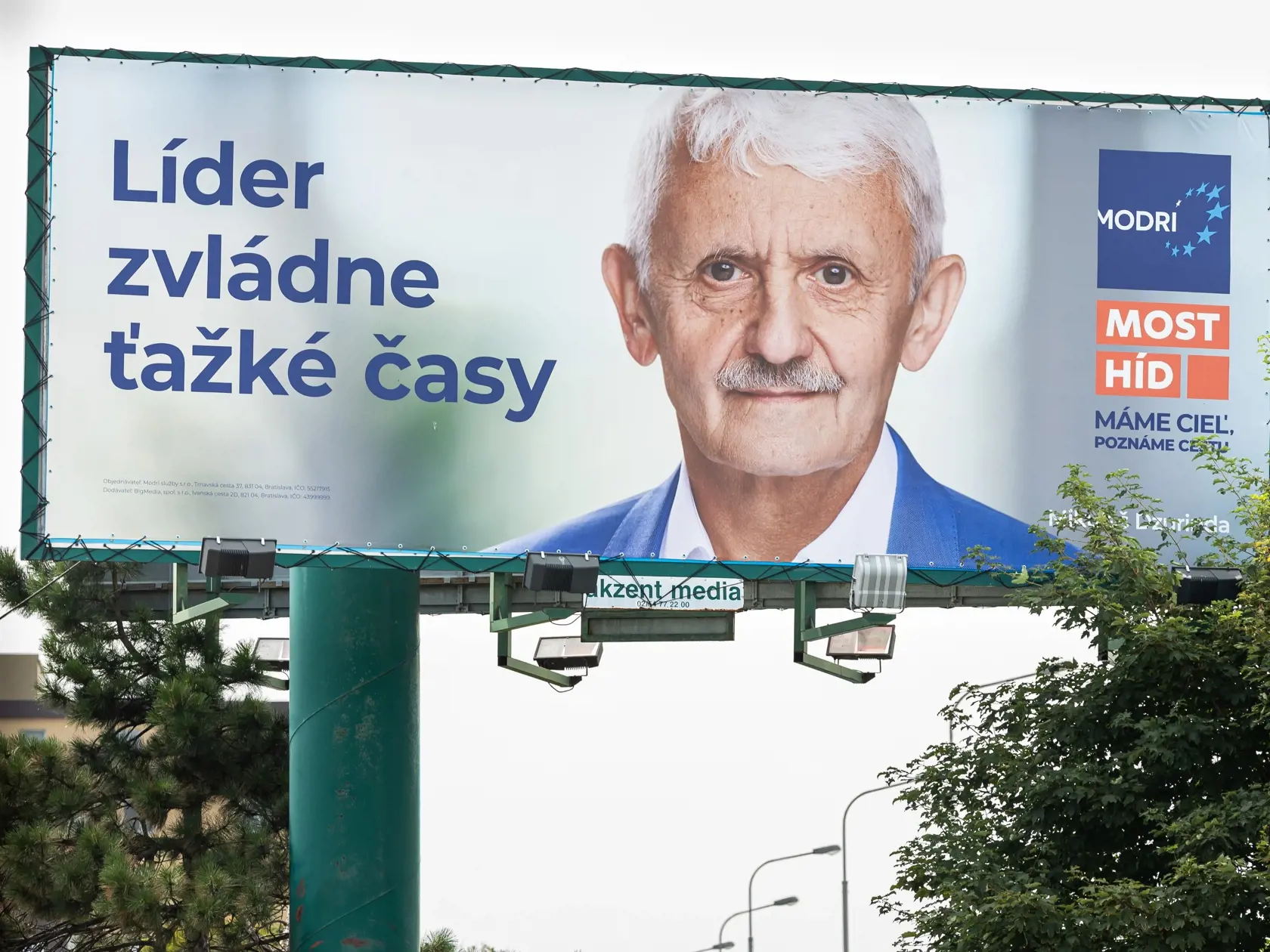 Billboard politickej strany MODRÍ s Mikulášom Dzurindom v Bratislave.