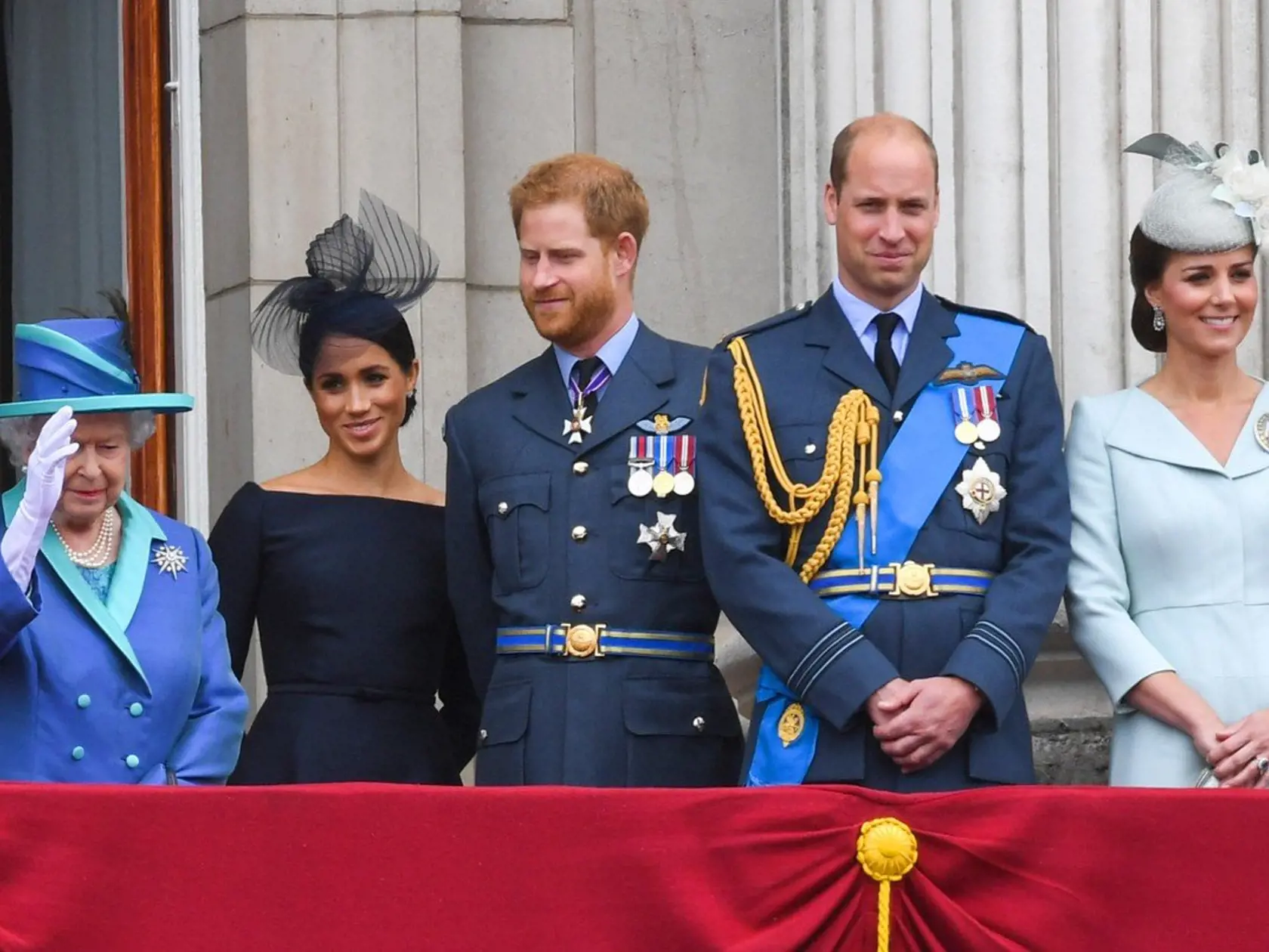 Kráľovná Alžbeta II. a jej vnuci William a Harry s manželkami.