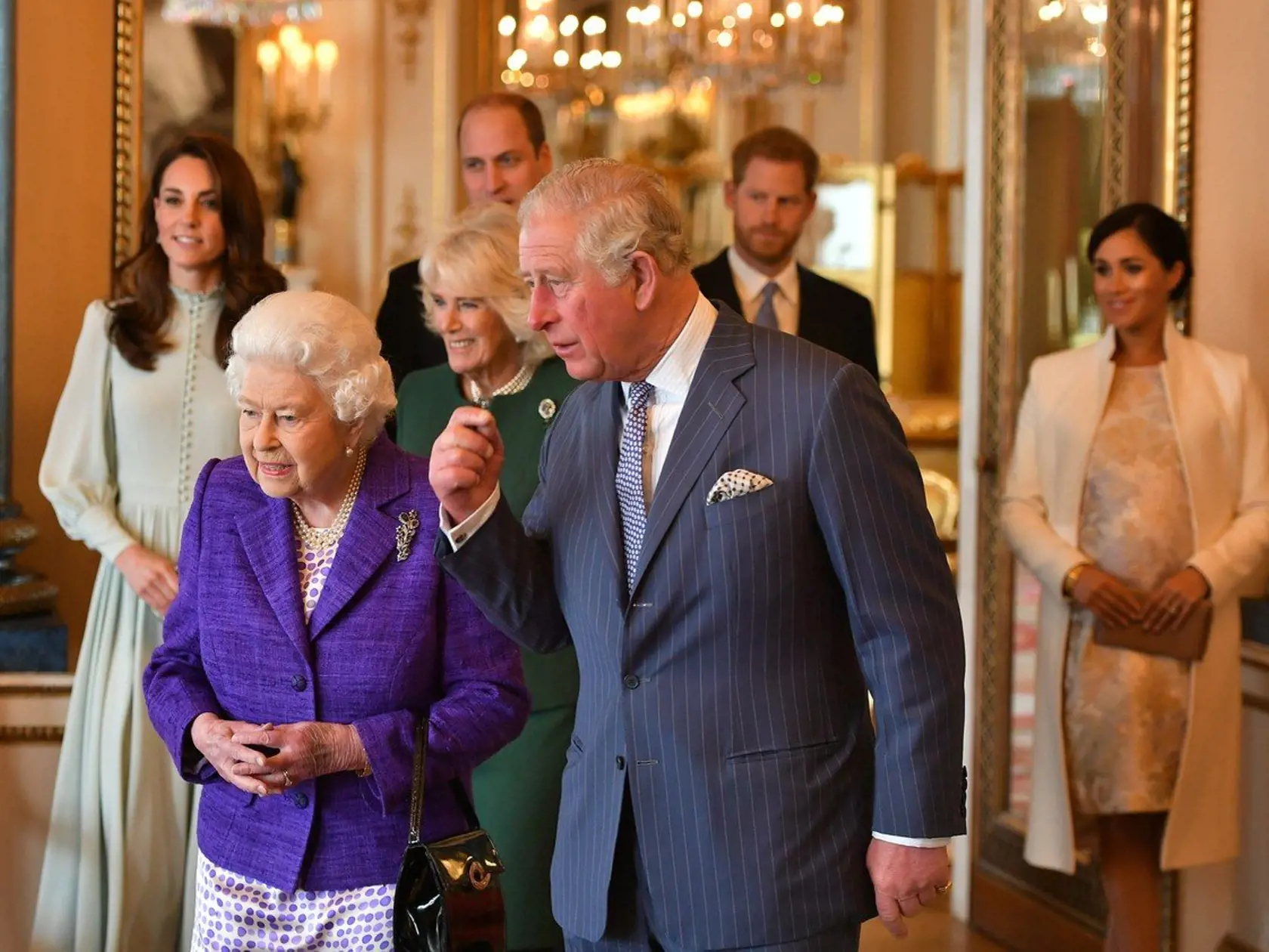 Kráľovná Alžbeta II. zatiaľ nemieni odovzdať vládu svojmu synovi. Vzhľadom na jej vek však časť jej povinností už prevzal Charles.