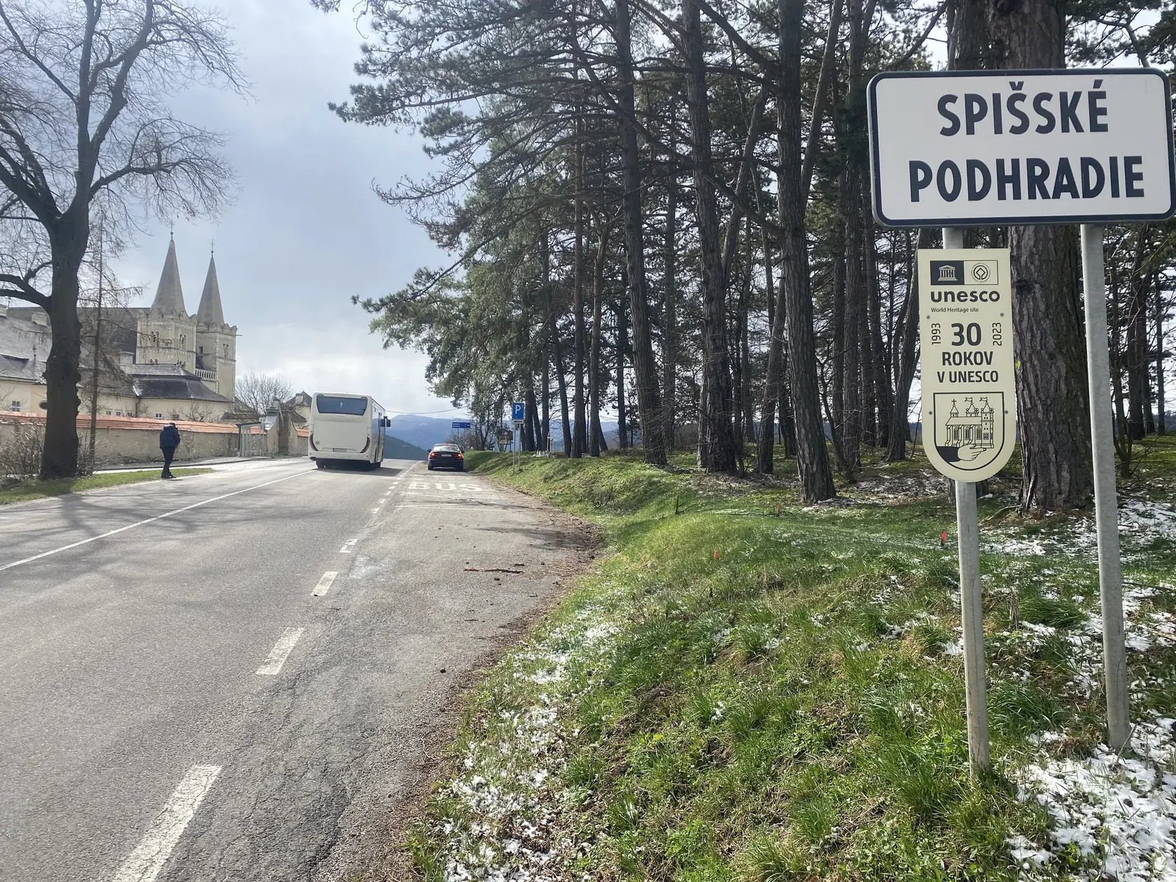 Súčasná zastávka pre autobusy nie je bezpečná. 