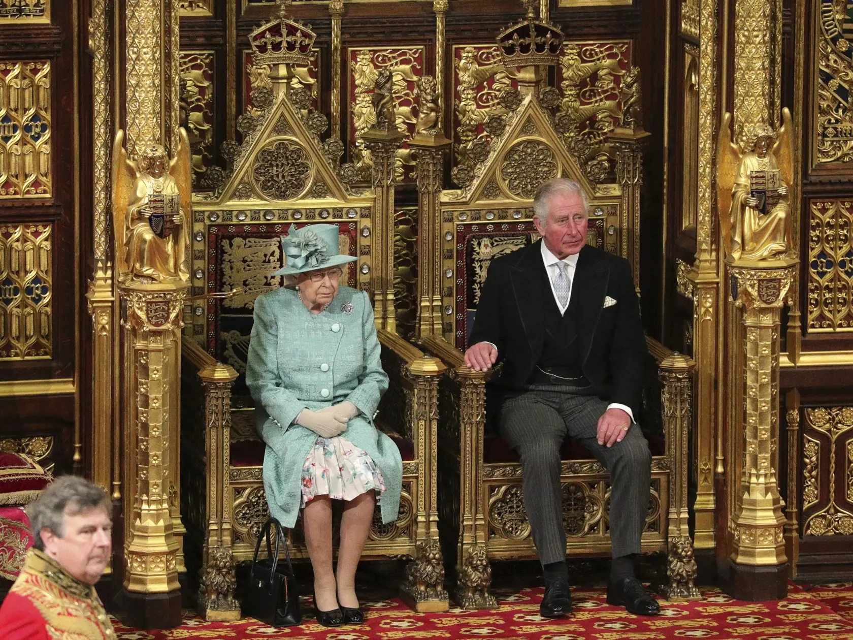JB 30 Londýn - Britská kráľovná Alžbeta II. (vľavo) sedí s princom Charlesom na pôde britského parlamentu, kde predstaví legislatívny program vlády premiéra Borisa Johnsona v Londýne 19. decembra 2019. Britský premiér Boris Johnson, ktorého konzervatívna strana zvíťazila minulý týždeň v predčasných parlamentných voľbách, chce aktuálne svoju krajinu vyviesť z Európskej únie k 31. januáru. FOTO TASR/AP

Britain's Queen Elizabeth II and the Prince of Wales sit in the chamber ahead of the State Open
