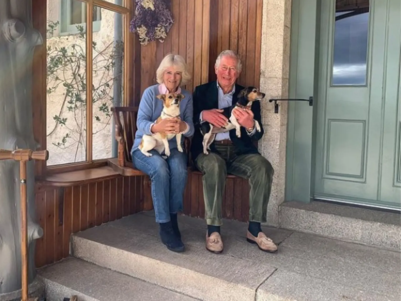 Camilla a princ Charles oslávili 15. výročie svadby v karanténe na verande zámku v Birkhalle na panstve Balmoral v Aberdeenshire v Škótsku aj so svojimi psami plemena Jack Russell Bluebell a Beth