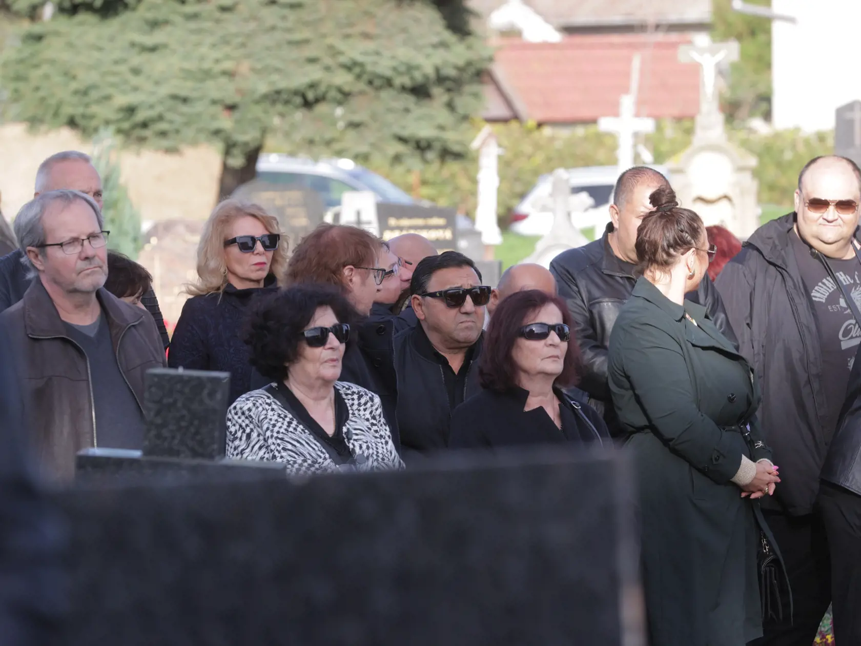 Posledná rozlúčka s hudobníkom Ľubom Virágom (†68). Na snímke v strede Igor Kmeťo.