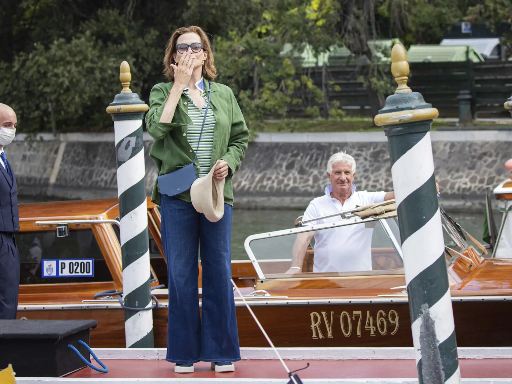 Na snímke americká herečka Sigourney Weaverová prichádza na mólo Hotela Excelsior počas 79. ročníka medzinárodného filmového festivalu v Benátkach 2022.