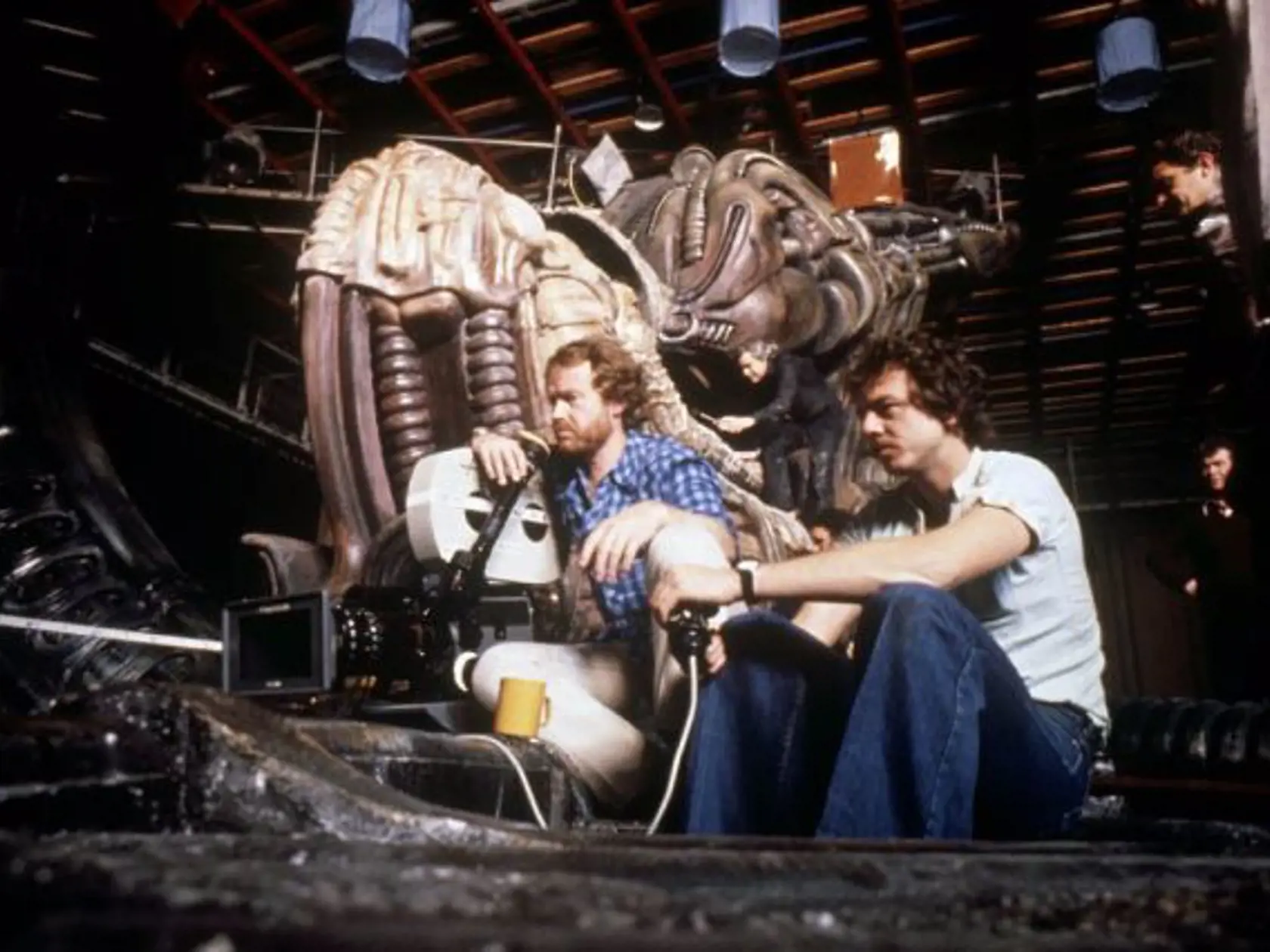 Zákulisné foto z natáčania kultového sci-fi Votrelec (1979).