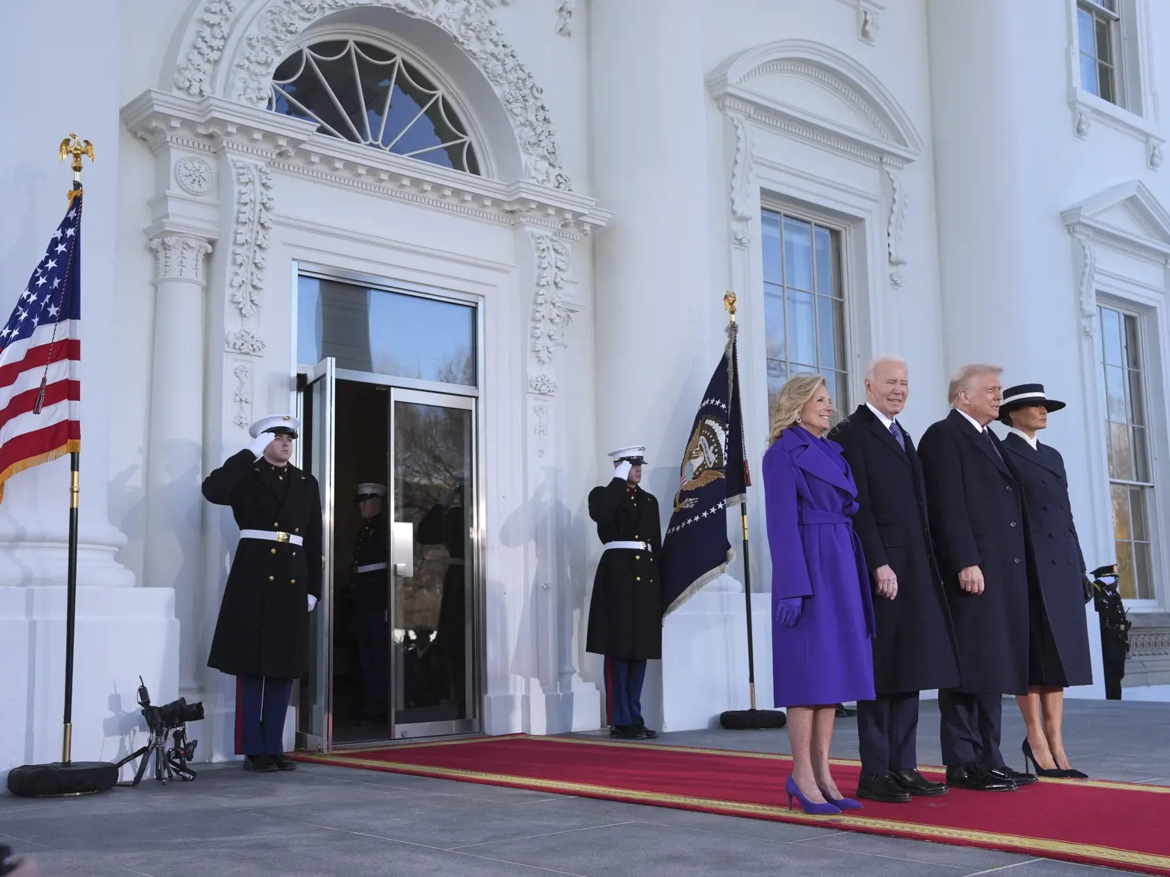 JB 20 Washington - Americký prezident Joe Biden (druhý zľava) a prvá dáma USA Jill Bidenová (vľavo) pózujú so zvoleným americkým prezidentom Donaldom Trumpom (druhý sprava) a jeho manželkou Melania Trumpovou (vpravo) počas ich príchodu do Bieleho domu vo Washingtone 20. januára 2025 pred dnešnou inauguráciou 47. prezidenta USA Donalda Trumpa Bidena a 50. viceprezidenta JD Vancea. FOTO TASR/AP

President Joe Biden, center left, and first lady Jill Biden, left, pose with President-elect Donald Trump, center right, and Melania Trump, right, upon arriving at the White House, Monday, Jan. 20, 2025, in Washington. (AP Photo/Evan Vucci)