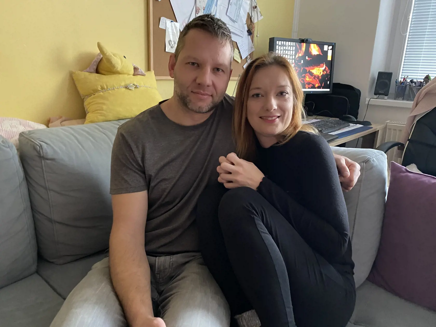 Patrícia a Hugo bývajú v bytovke oproti Mukačevskej 7, celý výbuch smeroval k ich oknám. Mesiac nemohli byt obývať.