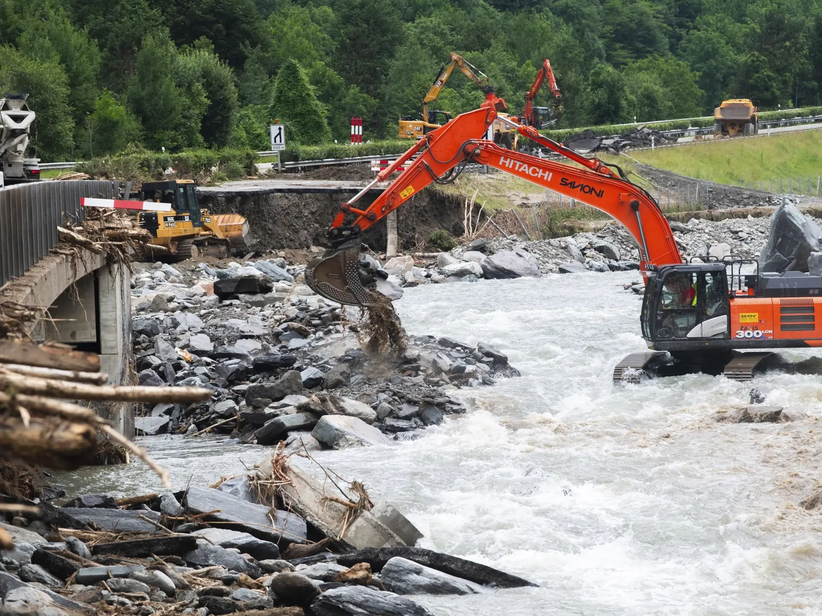 Oprava staveniska diaľnice A13 po búrke v juhošvajčiarskom meste Lostallo 26. júna 2024.