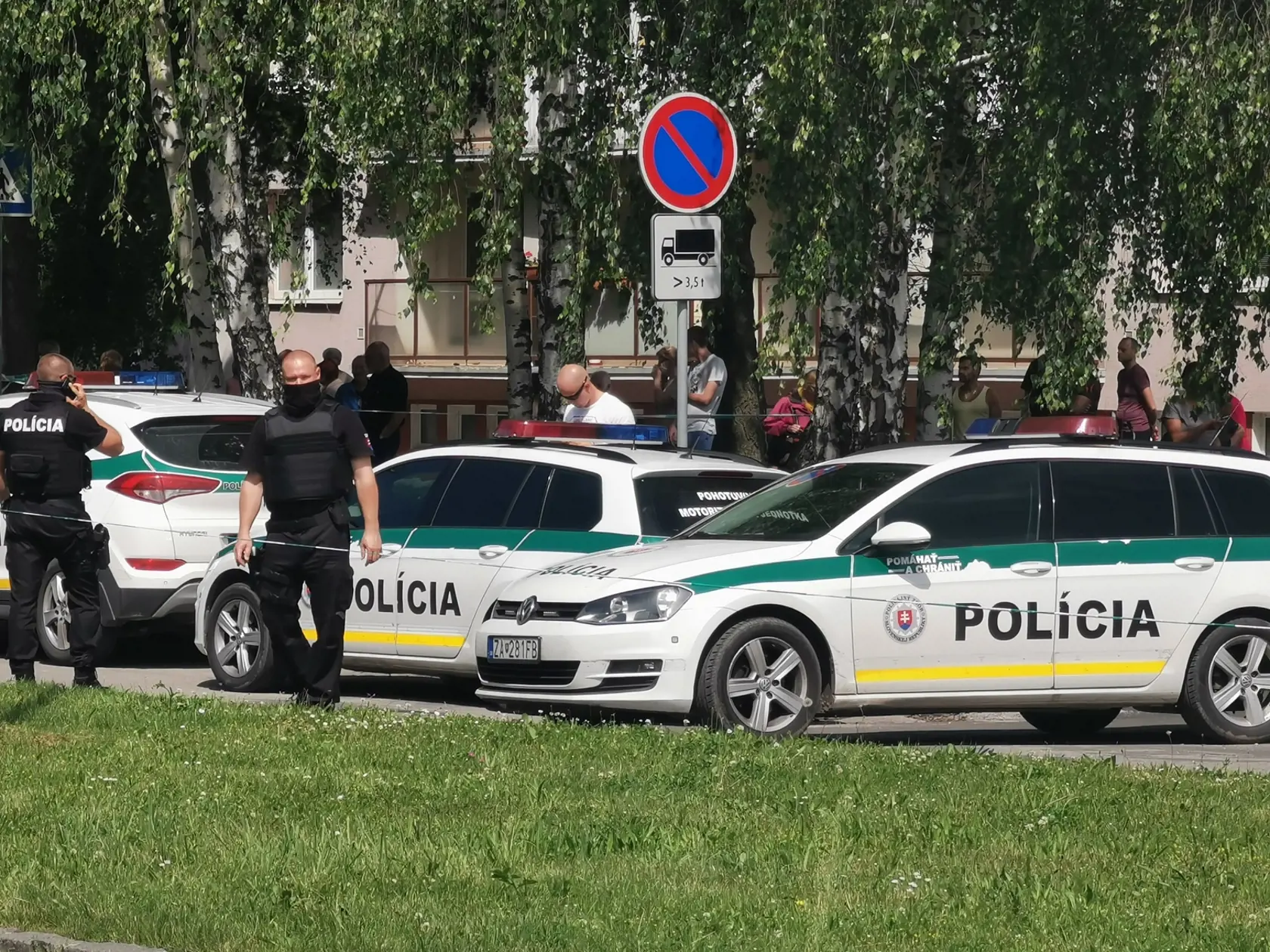 policajti zásah základná škola muž zastrelenie