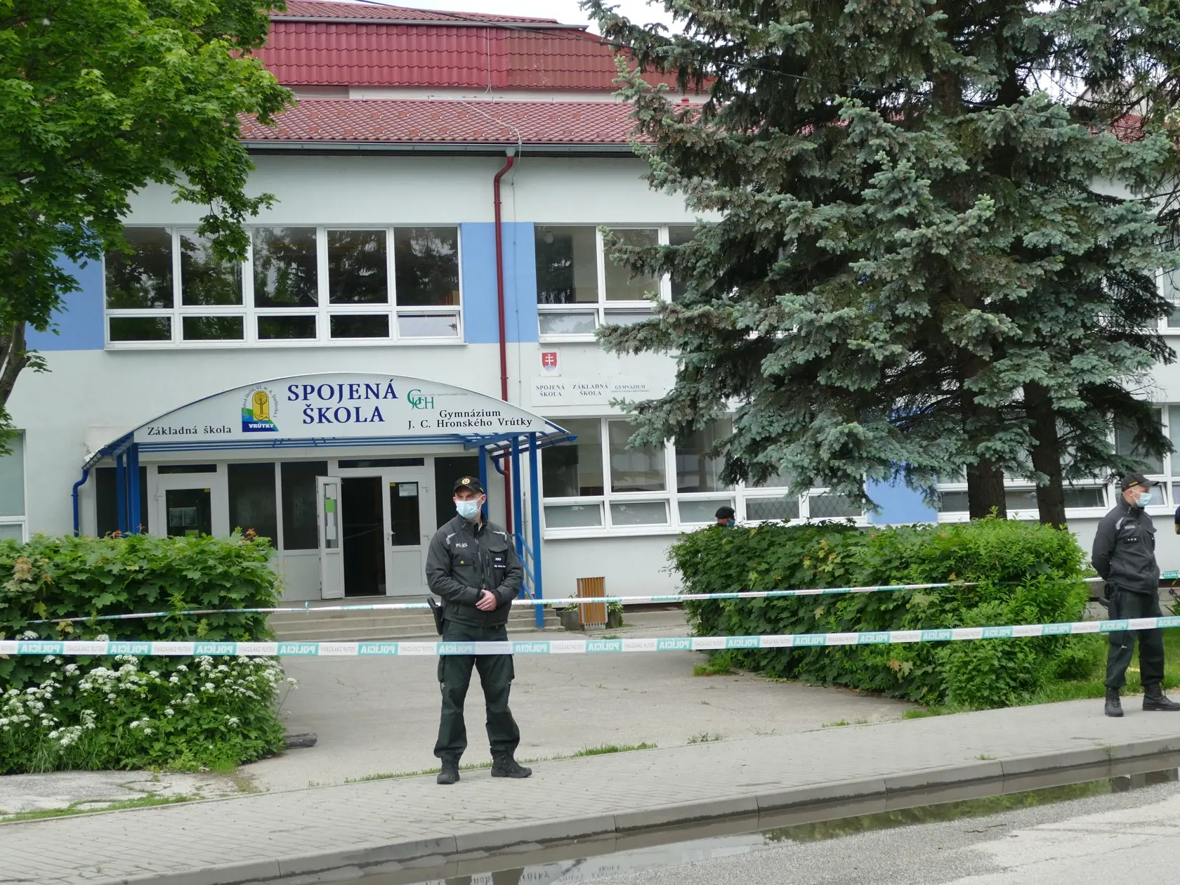 Na snímke policajti hliadkujú po útoku muža na Spojenej škole vo Vrútkach 11. júna 2020. Pri incidente zomreli dvaja ľudia. Päť osôb je zranených, medzi nimi aj deti. Útočníkom na Spojenej škole vo Vrútkach bol jej bývalý žiak. FOTO TASR - Erika Ďurčová