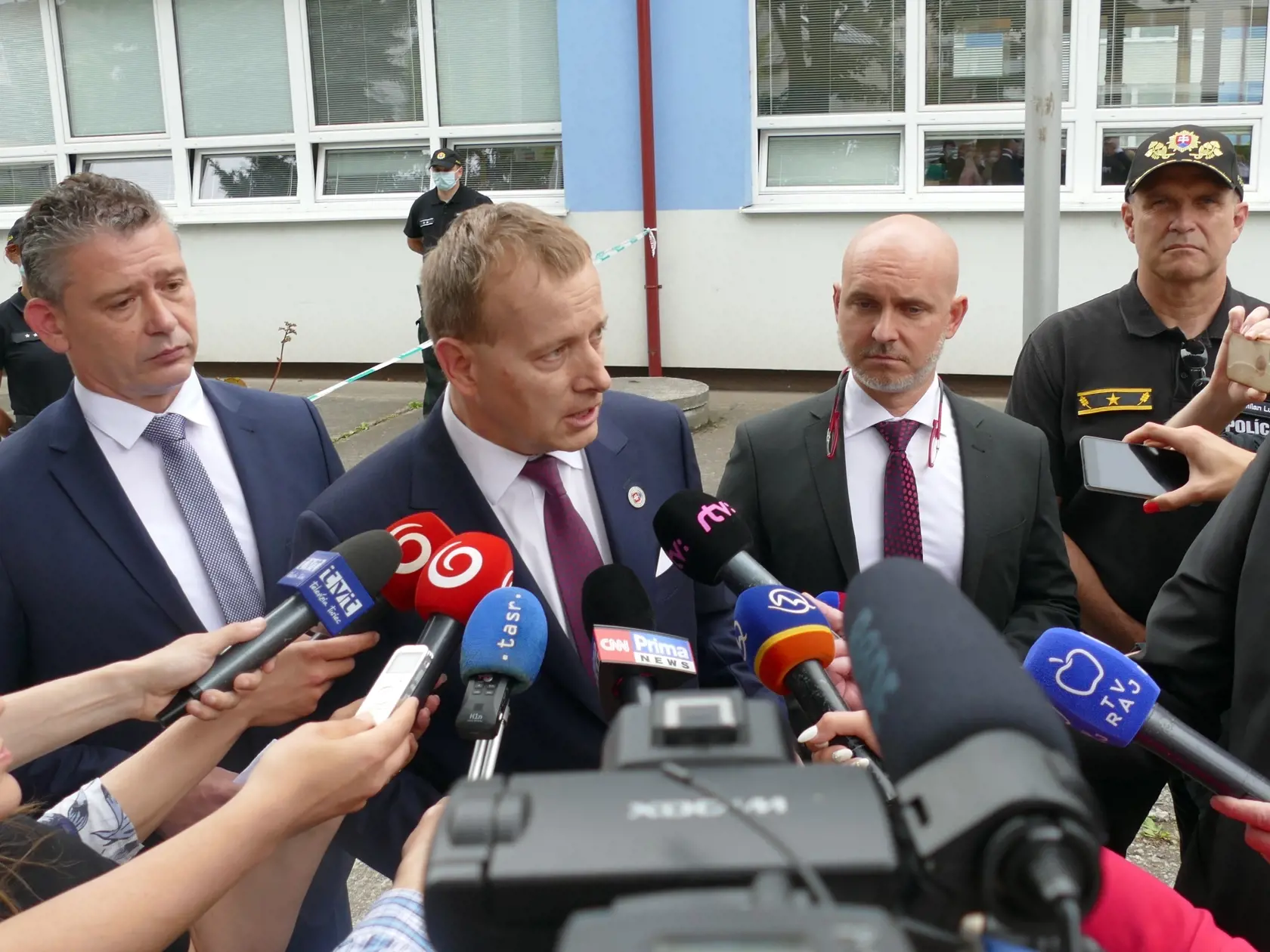 Na snímke vľavo minister vnútra SR Roman Mikulec, predseda NR SR Boris Kollár, minister školstva  Branislav Gröhling a prezident Policajného zboru SR Milan Lučanský počas brífingu pred Spojenou školou po útoku muža 11. júna 2020 vo Vrútkach. Pri incidente zomreli dvaja ľudia. Päť osôb je zranených, medzi nimi aj deti. Útočníkom na Spojenej škole vo Vrútkach bol jej bývalý žiak. FOTO TASR - Erika Ďurčová