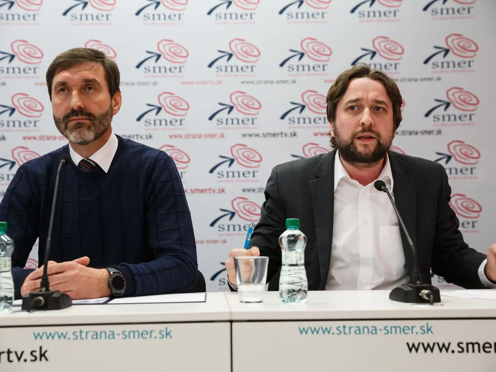Tlačová konferencia strany SMER-SD ohľadom politickej situácie na Slovensku. Na fotke sprava Juraj Blanár, Ľuboš Blaha