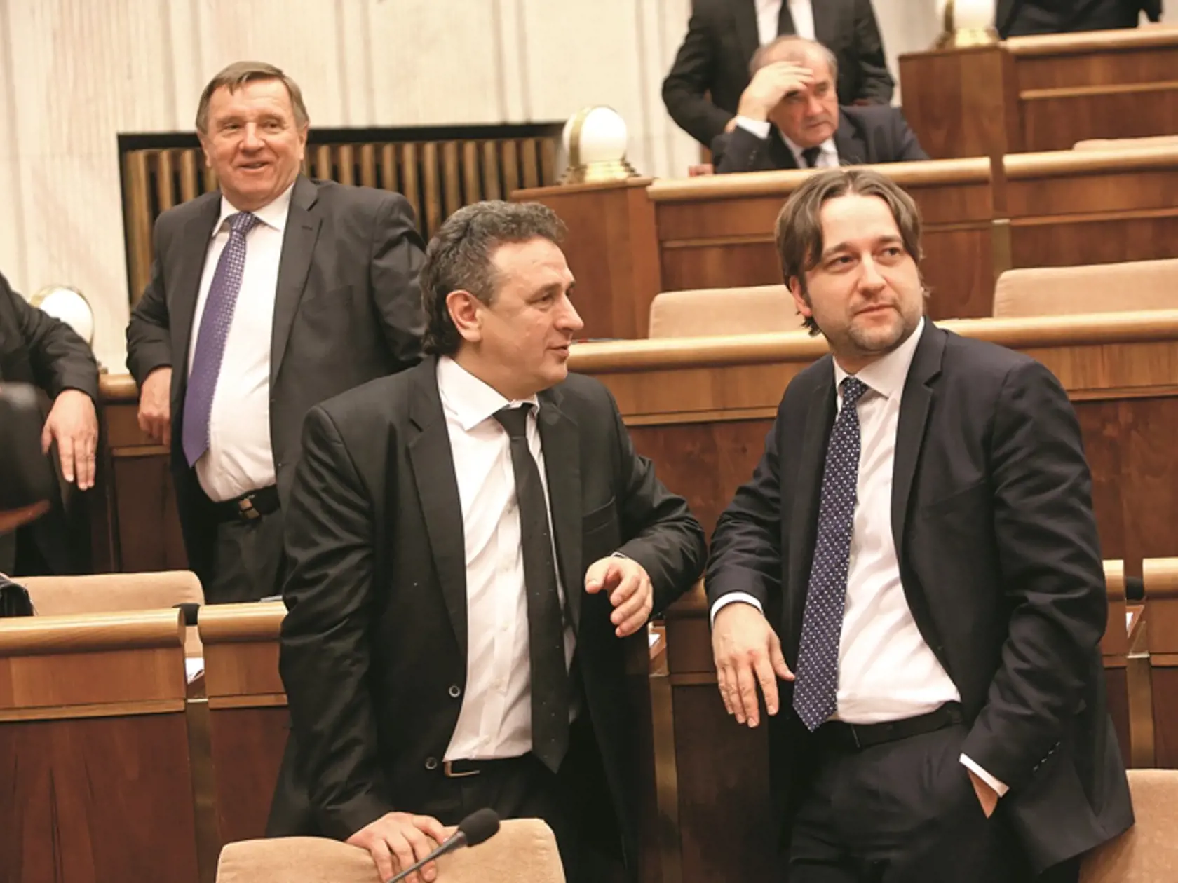 Tvrdí, že sa bojí: Smerácky poslanec Ľuboš Blaha, vpravo, odmieta zbrane v parlamente.