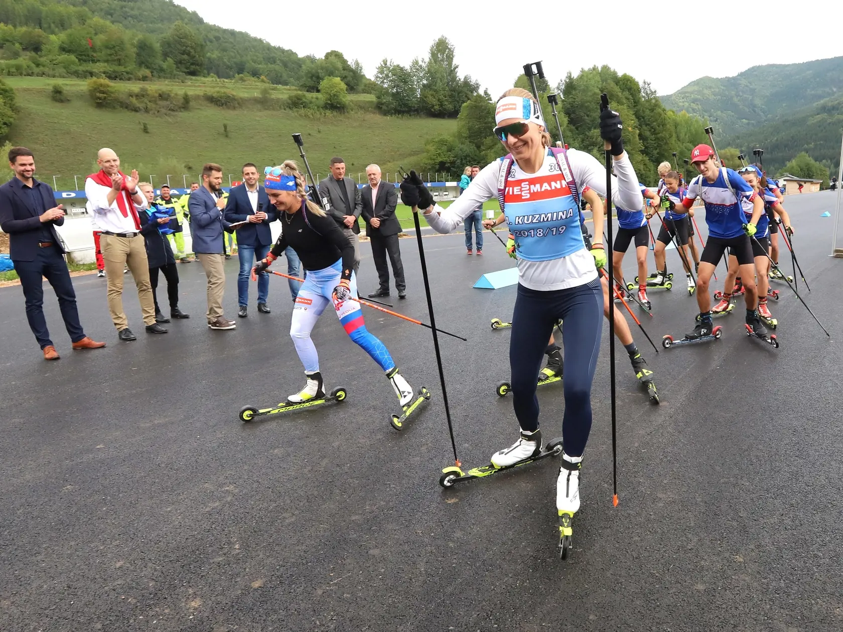 Na snímke v popredí vpravo trojnásobná olympijská víťazka Anastasia Kuzminová a slovenskí športovci