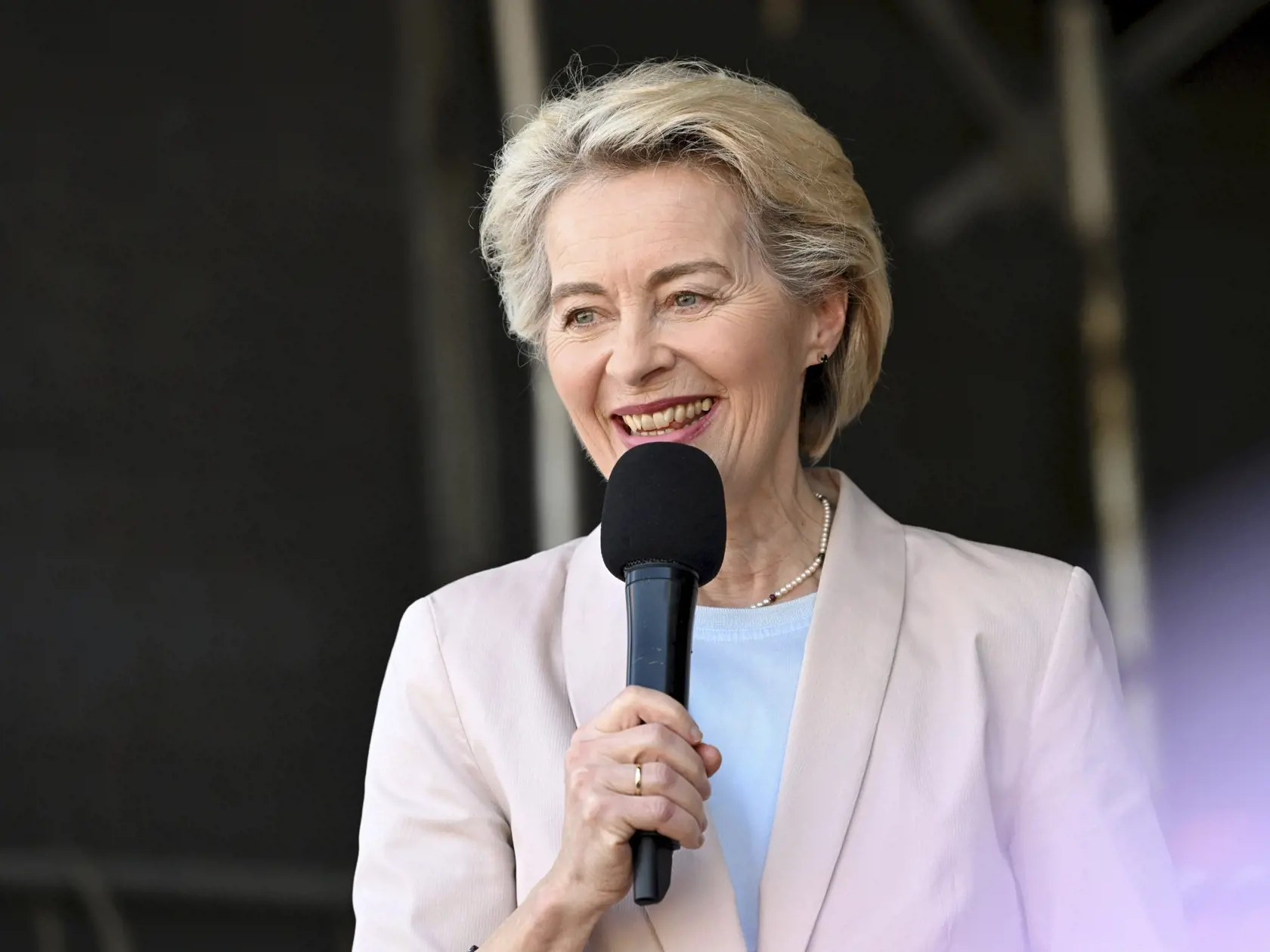 EBE 37 Helsinki - Na snímke predsedníčka Európskej komisie (EK) Ursula von der Leyenová reční na mítingu pred blížiacimi sa parlamentnými voľbami do Európskej únie v Helsinkách vo Fínsku 4. júna 2024. FOTO TASR/AP

President of the European Commission Ursula von der Leyen speaks at an event ahead of the upcoming European Union parliamentary elections, in Helsinki, Finland, on June 4, 2024. (Mikko Stig/Lehtikuva via AP)