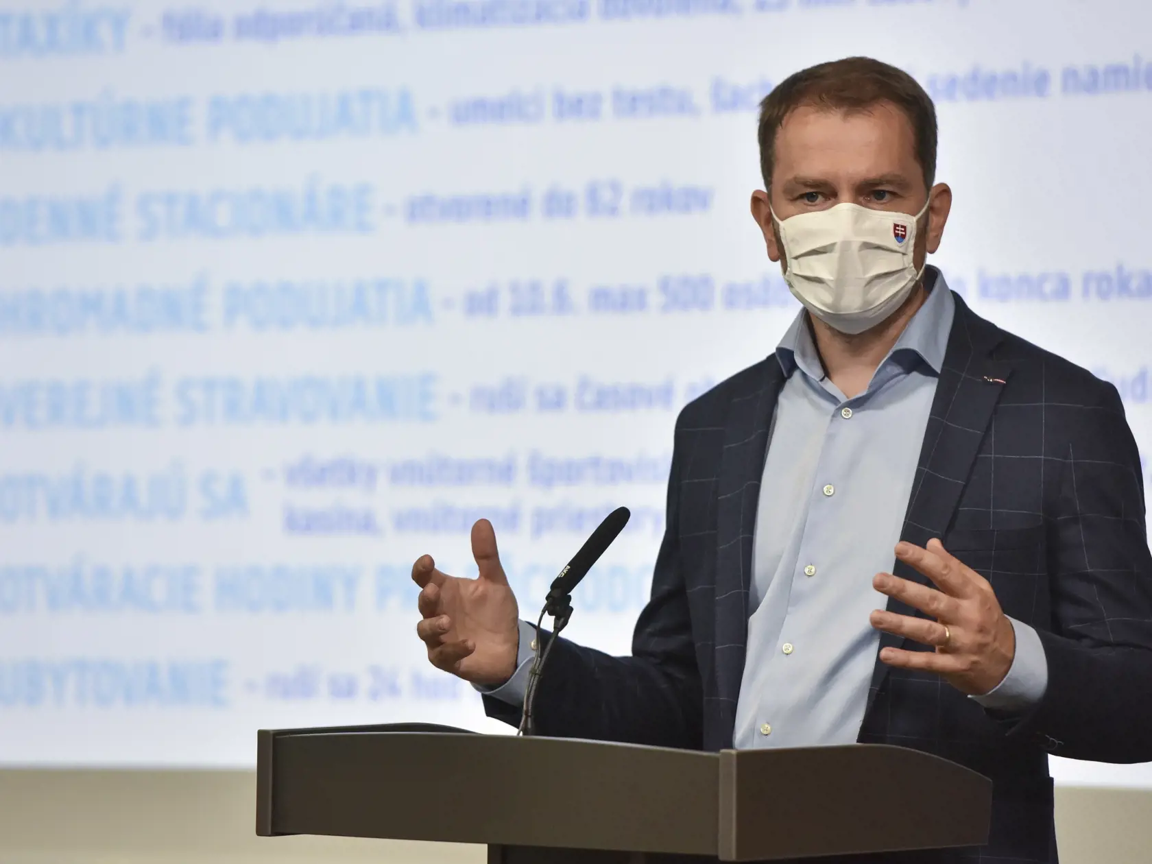 Na snímke je predseda vlády SR Igor Matovič počas tlačovej konferencie po stretnutí konzília epidemiológov informuje o ďalšom uvoľňovaní opatrení kvôli pandémii nového koronavírusu, ktoré budú platiť od stredy 3. júna 2020.