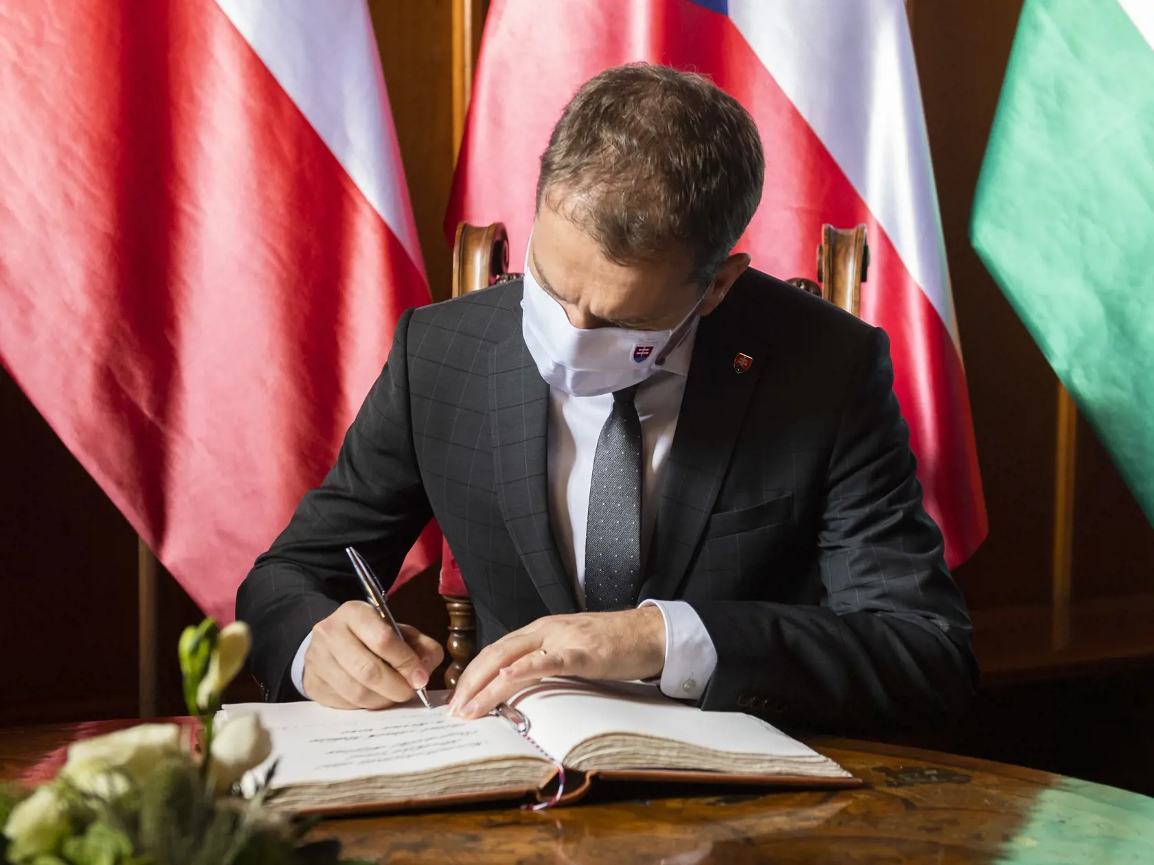 Na snímke predseda vlády SR Igor Matovič sa podpisuje do Pamätnej knihy v rámci stretnutia  premiérov krajín Vyšehradskej štvorky (V4) na zámku Lednice v Českej republike.