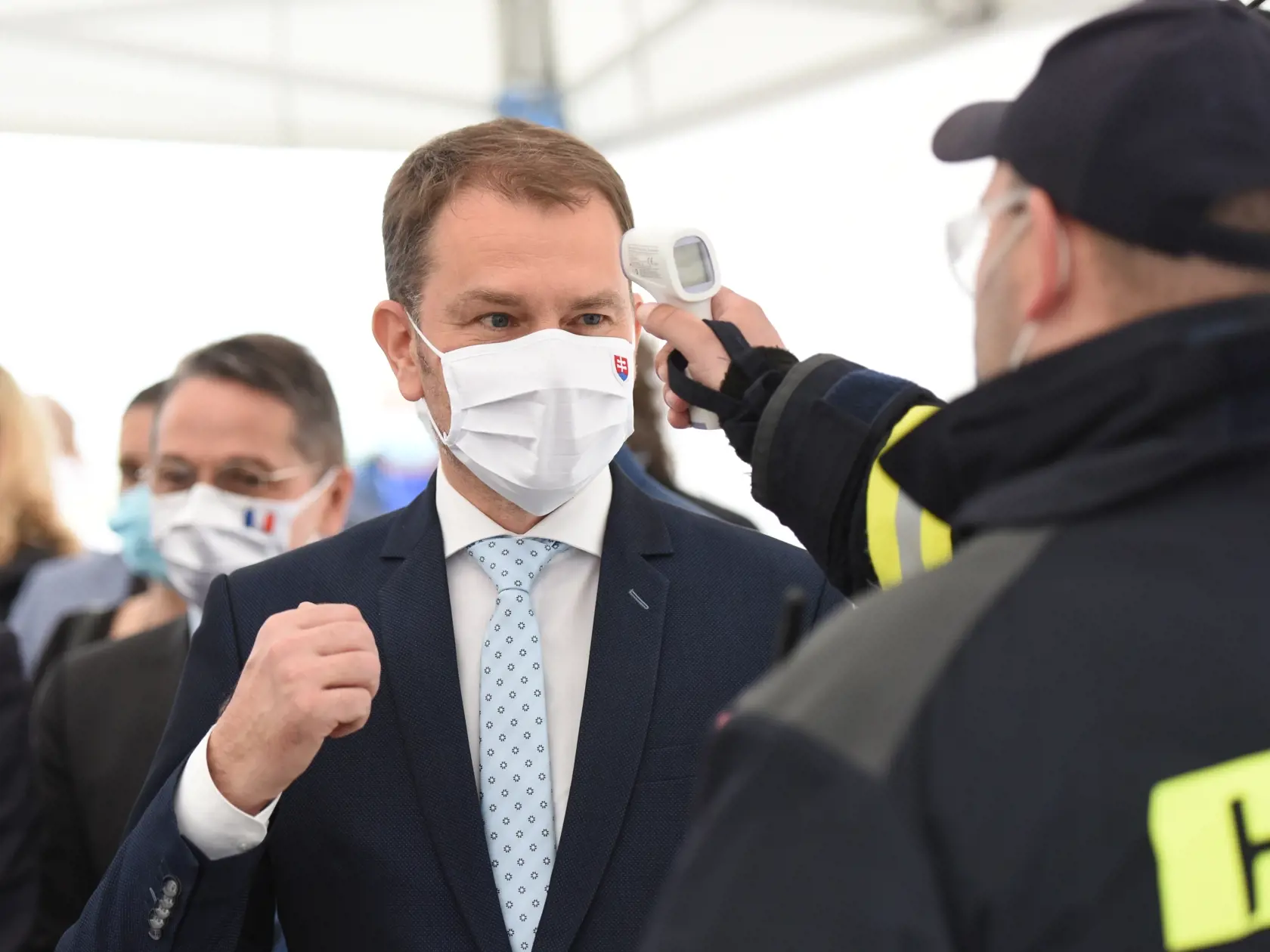 Na snímke je predseda vlády SR Igor Matovič pred vstupom do automobilky Groupe PSA Slovakia počas návštevy v Trnave.