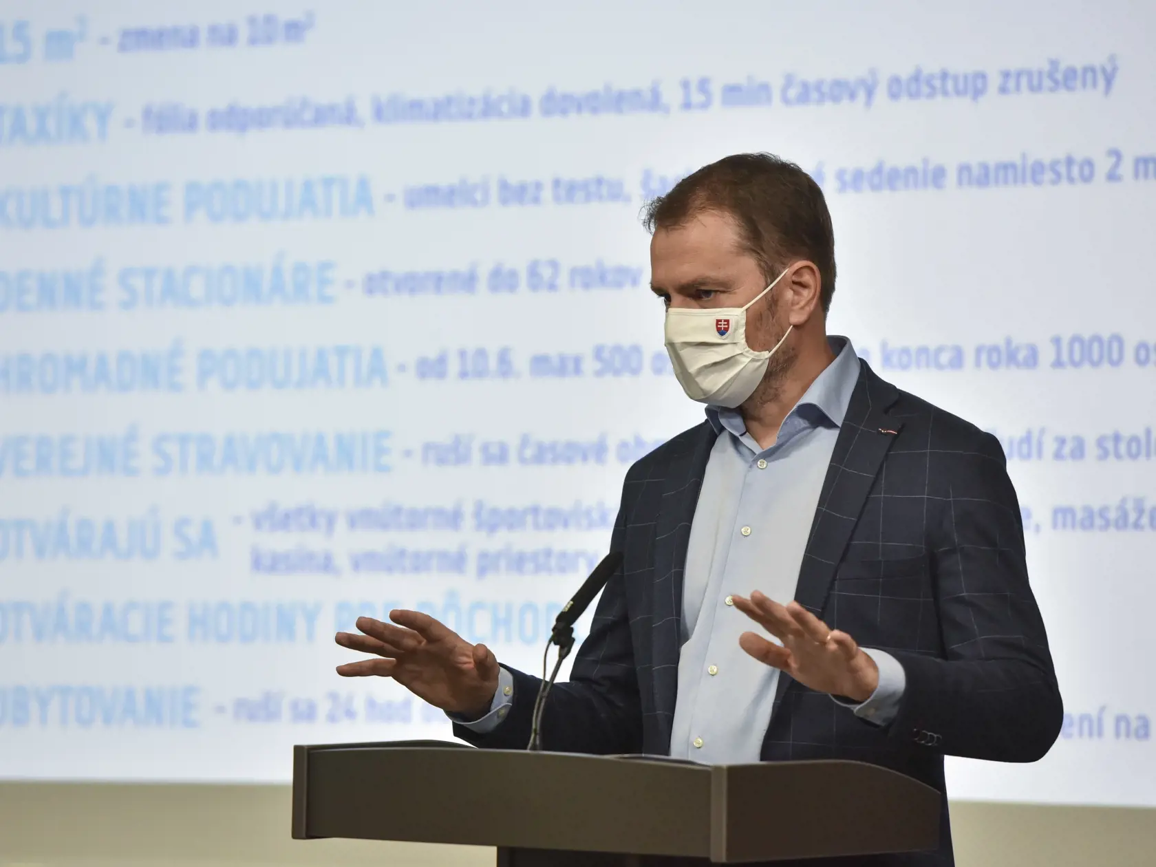 Na snímke je predseda vlády SR Igor Matovič počas tlačovej konferencie po stretnutí konzília epidemiológov informuje o ďalšom uvoľňovaní opatrení kvôli pandémii nového koronavírusu, ktoré budú platiť od stredy 3. júna 2020.