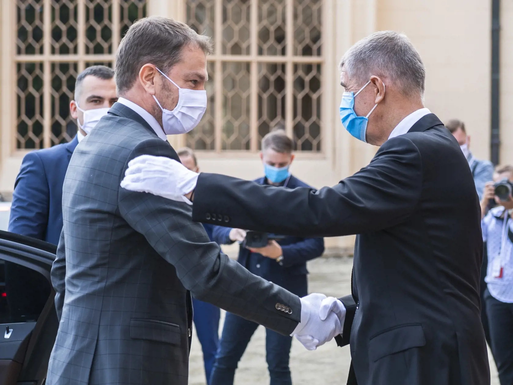 Na snímke je zľava predseda vlády SR Igor Matovič a predseda vlády ČR Andrej Babiš sa vítajú počas príchodu na stretnutie premiérov krajín Vyšehradskej štvorky (V4) na zámku Lednice v Českej republike.