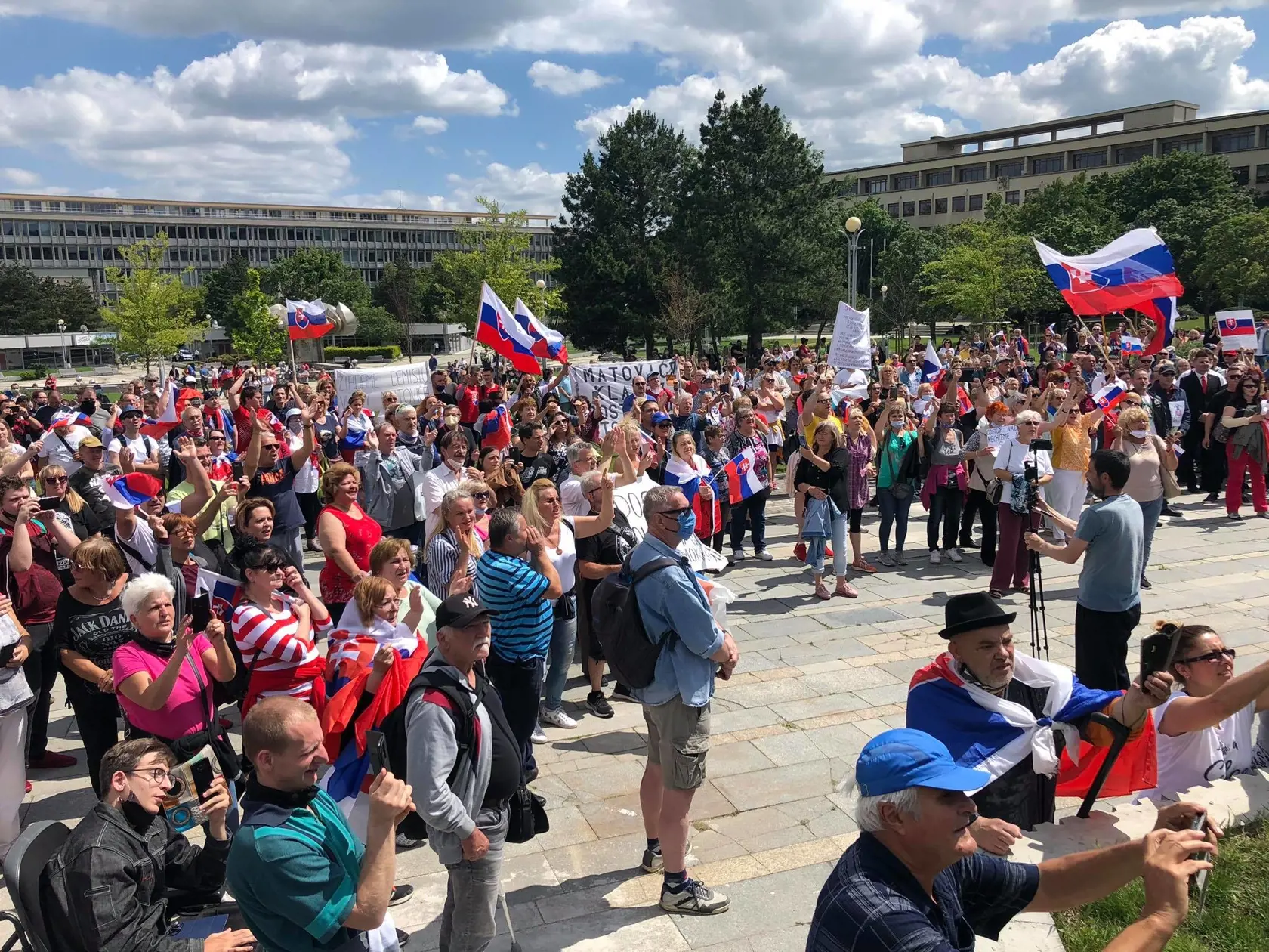 V Bratislave sa konal protest proti vláde Igora Matoviča. Demonštranti žiadajú demisiu vlády a predčasné voľby.