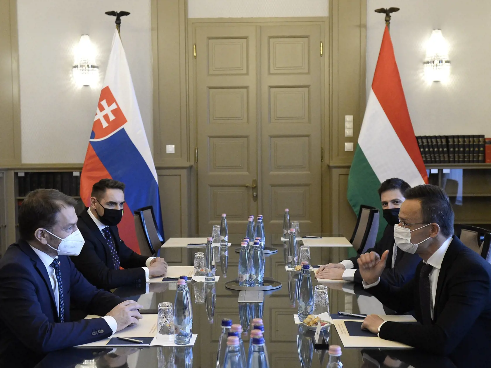 Maďarský minister zahraničných vecí Péter Szijjártó (vpravo) a slovenský podpredseda vlády a minister financií Igor Matovič (vľavo) počas stretnutia v Budapešti.