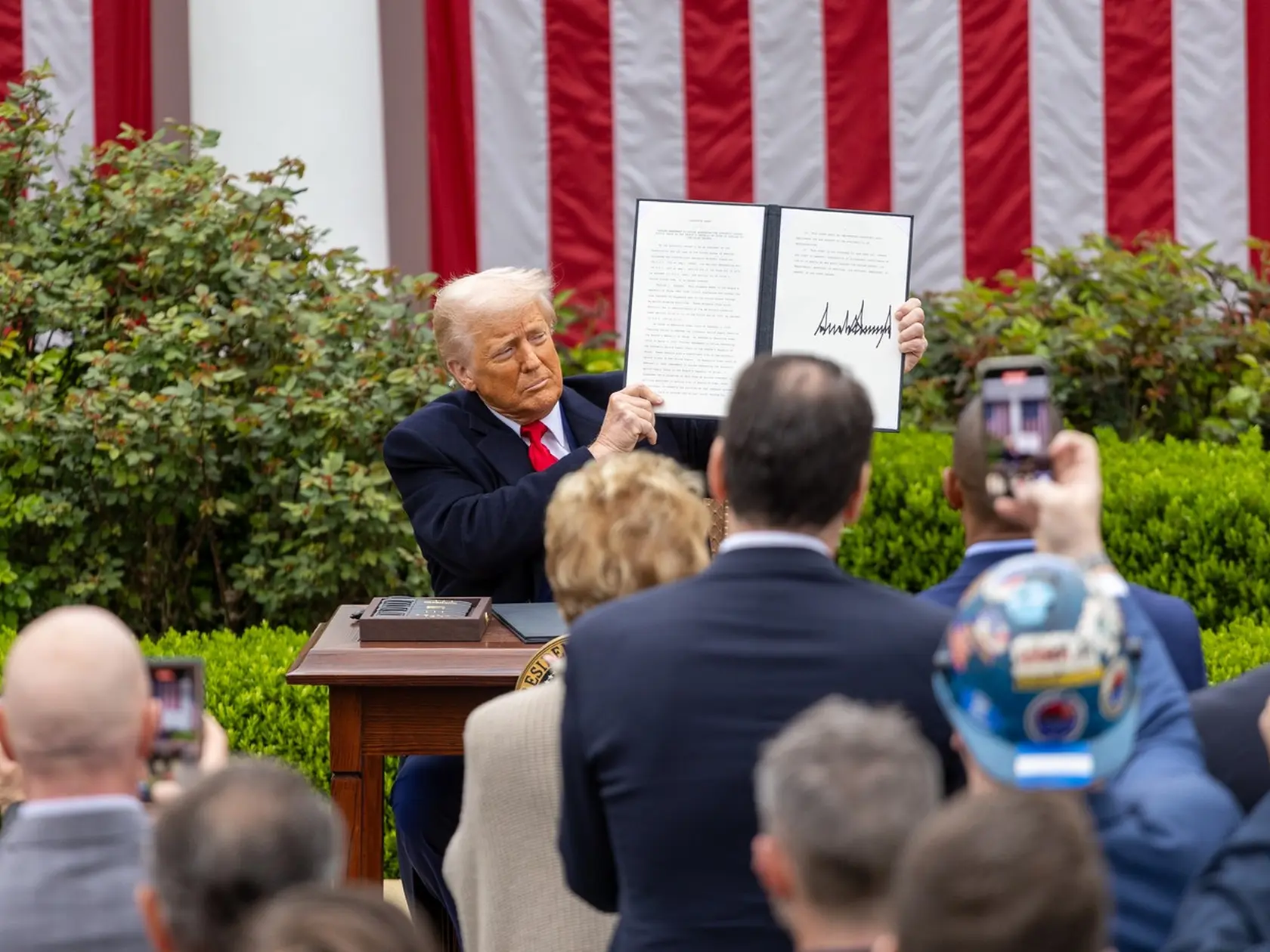 Donald Trump v Ružovej záhrade Bieleho domu podpisuje recipročné clá.