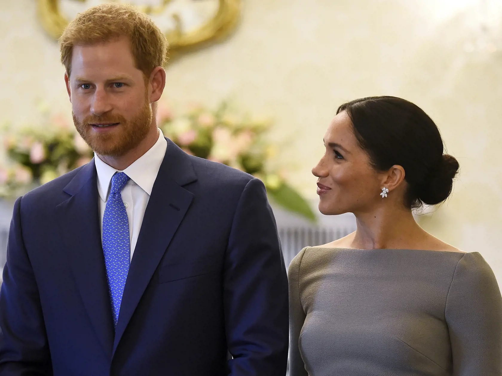 SY 31 Dublin - Vojvoda zo Sussexu princ Harry (vľavo) v sprievode svojej manželky, vojvodkyne zo Sussexu Meghan prichádza na stretnutie s prezidentom Írskej republiky Michaelom Higginsom v Dubline 11. júla 2018. FOTO TASR/AP