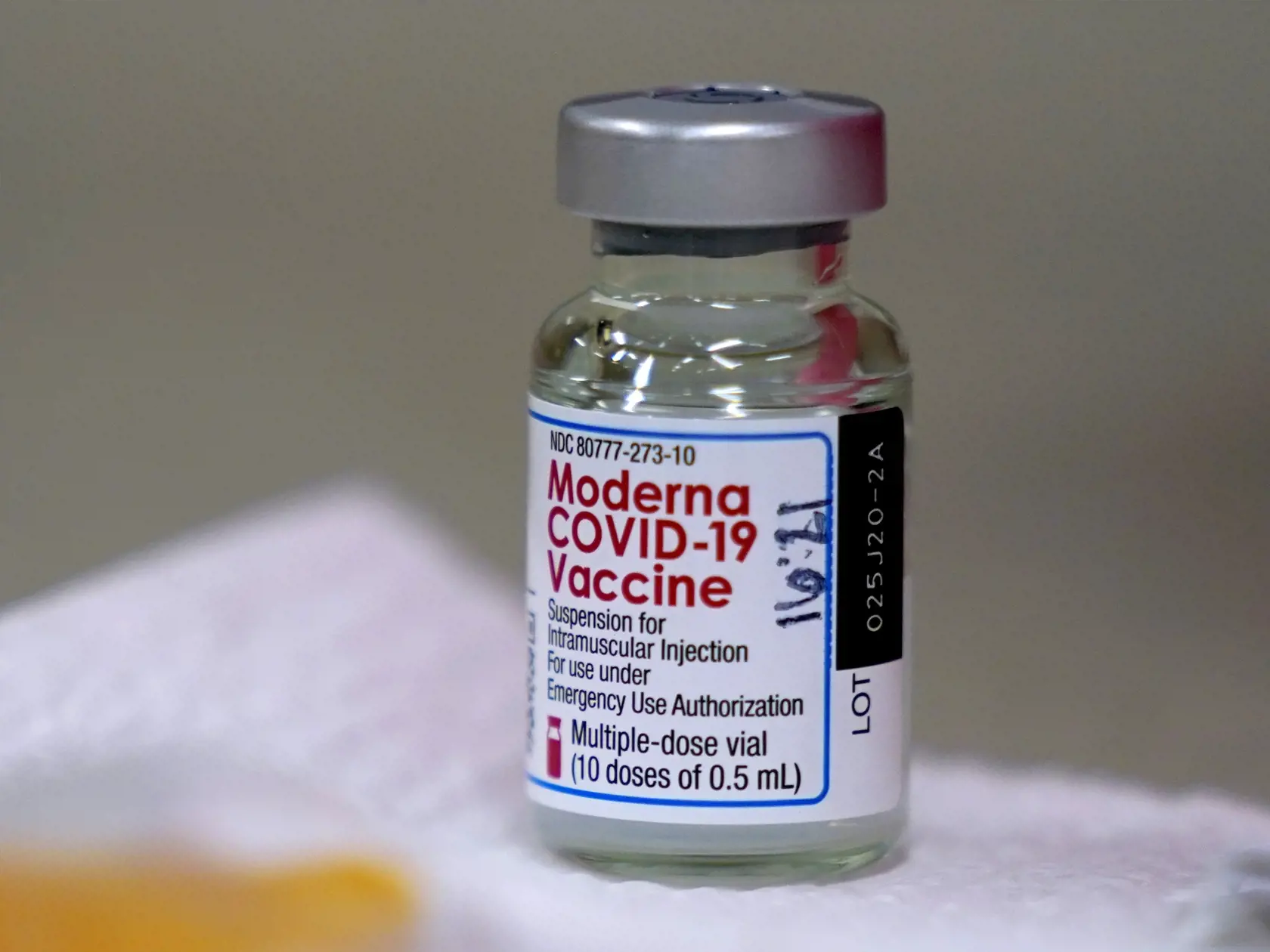 Ampulka s vakcínou proti ochoreniu COVId-19 od americkej farmaceutickej spoločnosti Moderna.