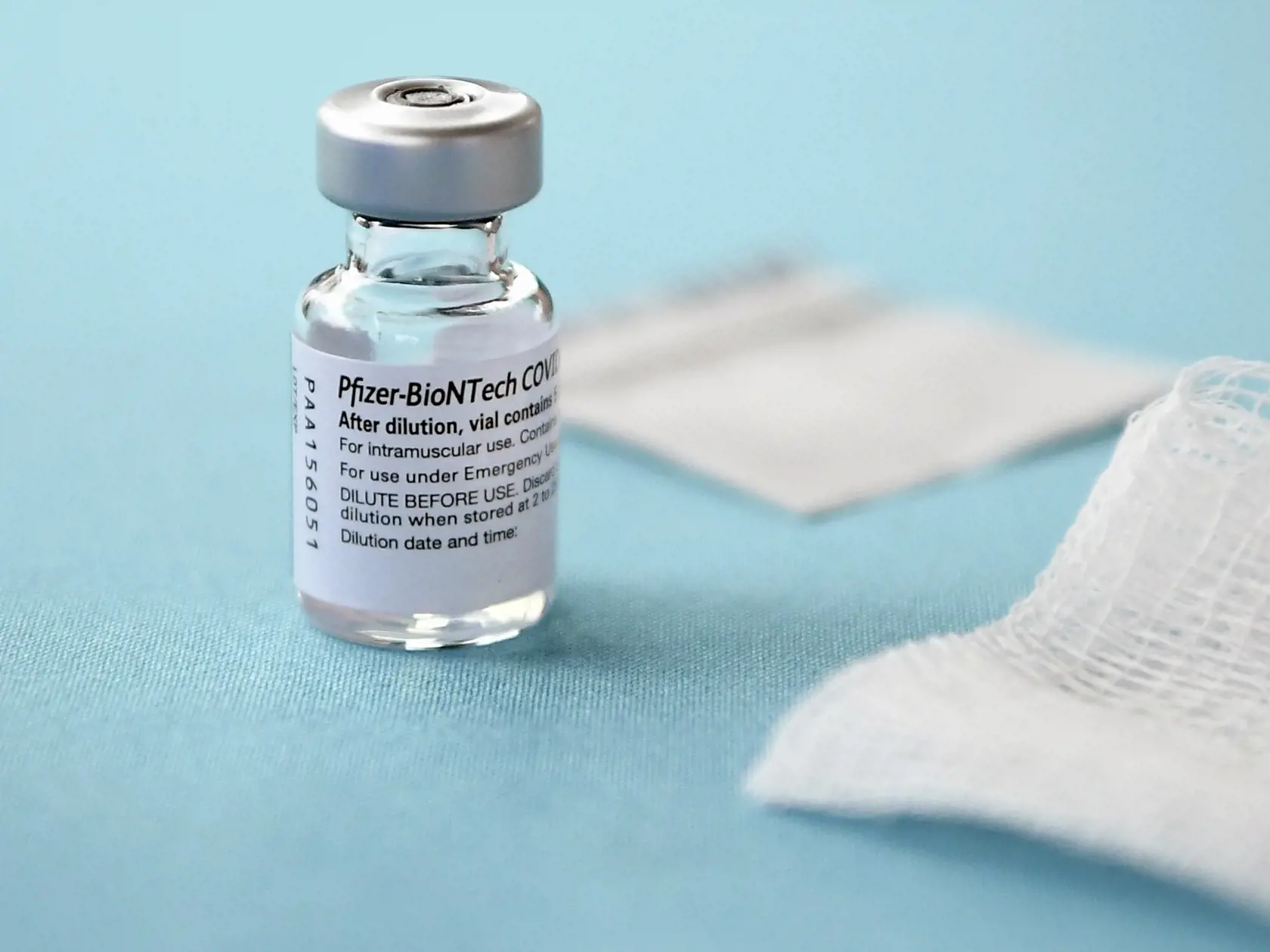Na snímke je ampulka s vakcínou proti ochoreniu COVID-19 od konzorcia Pfizer/BioNtech.
