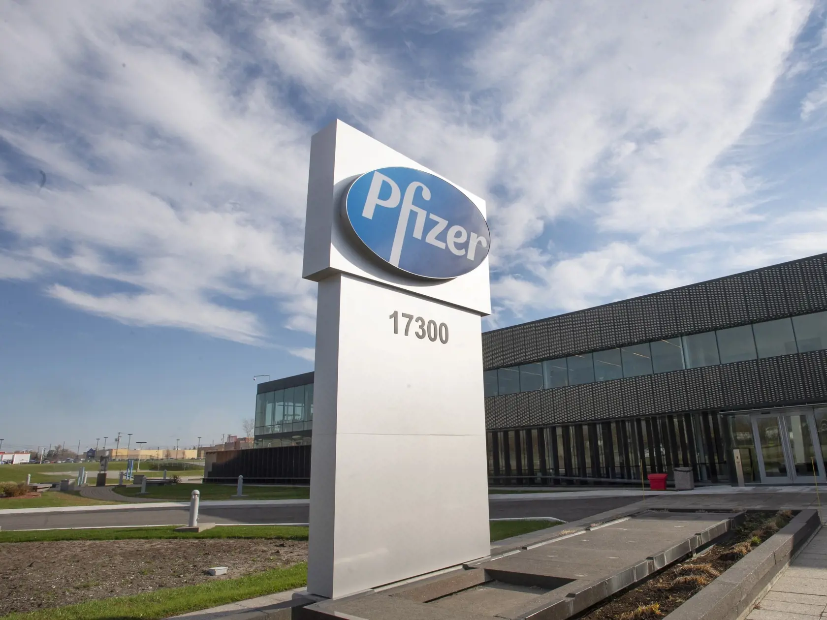Na snímke je logo firmy Pfizer.