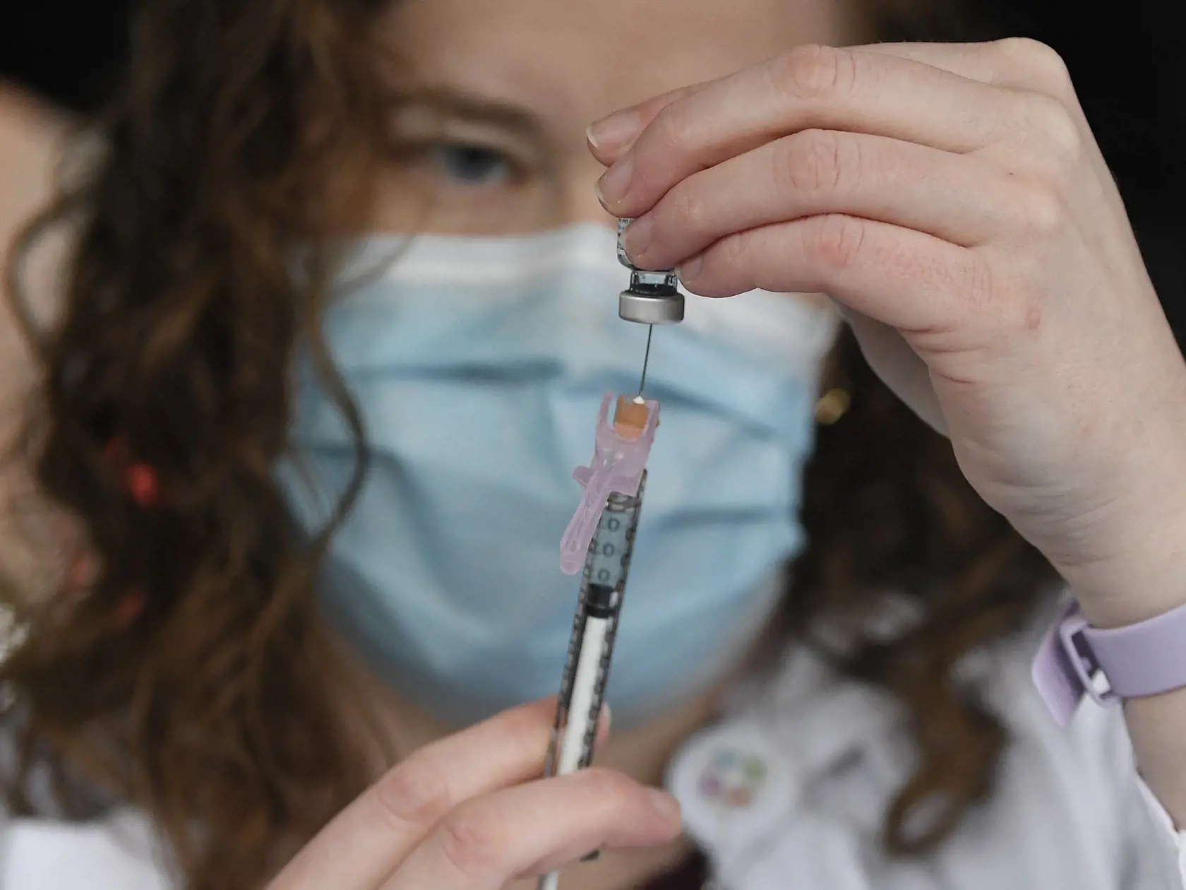 Zdravotníčka pripravuje vakcínu proti ochoreniu COVID-19 od konzorcia Pfizer/BioNtech.