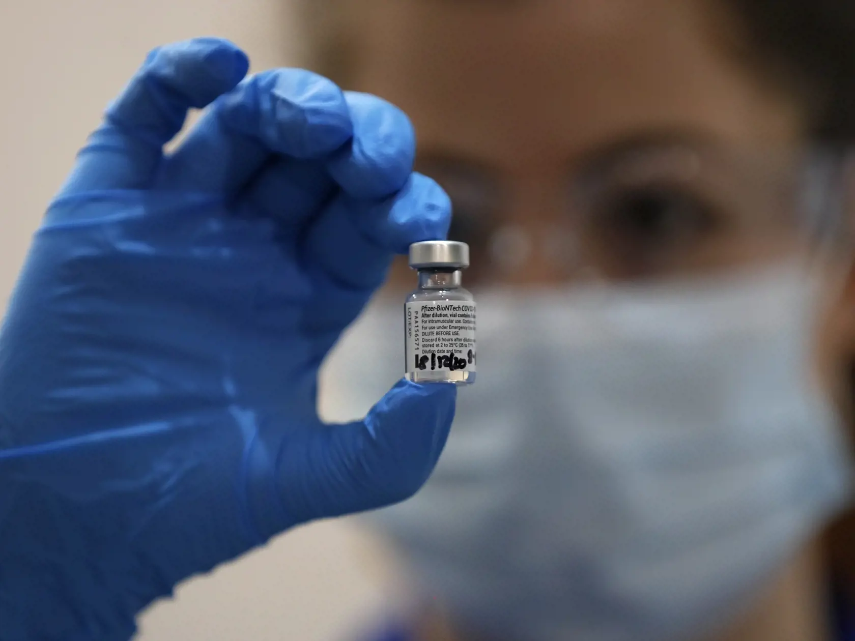Na snímke zdravotná sestra drží ampulku s vakcínou spoločností Pfizer a Biontech proti ochoreniu COVID-19.