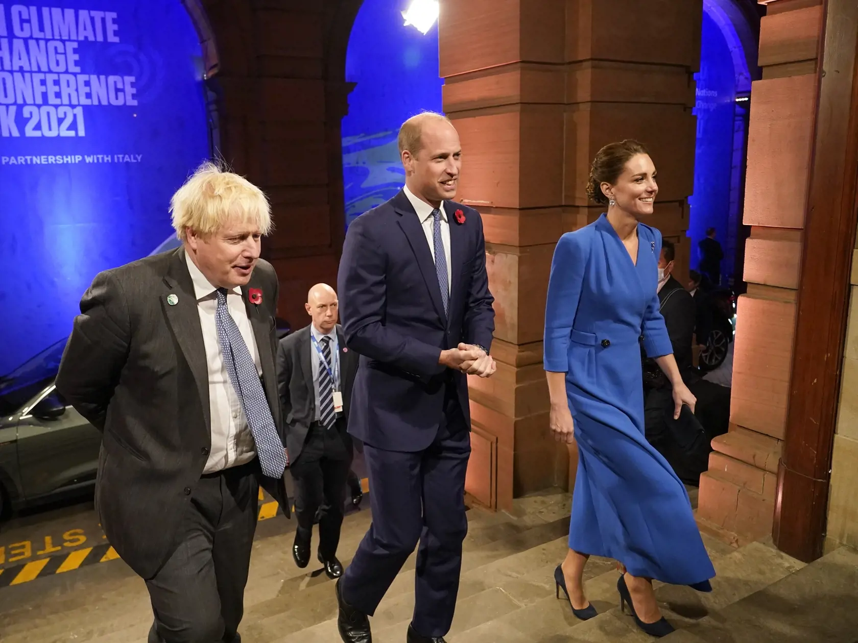 Boris Johnson, princ William a vojvodkyňa Kate prichádzajú na slávnostnú recepciu.