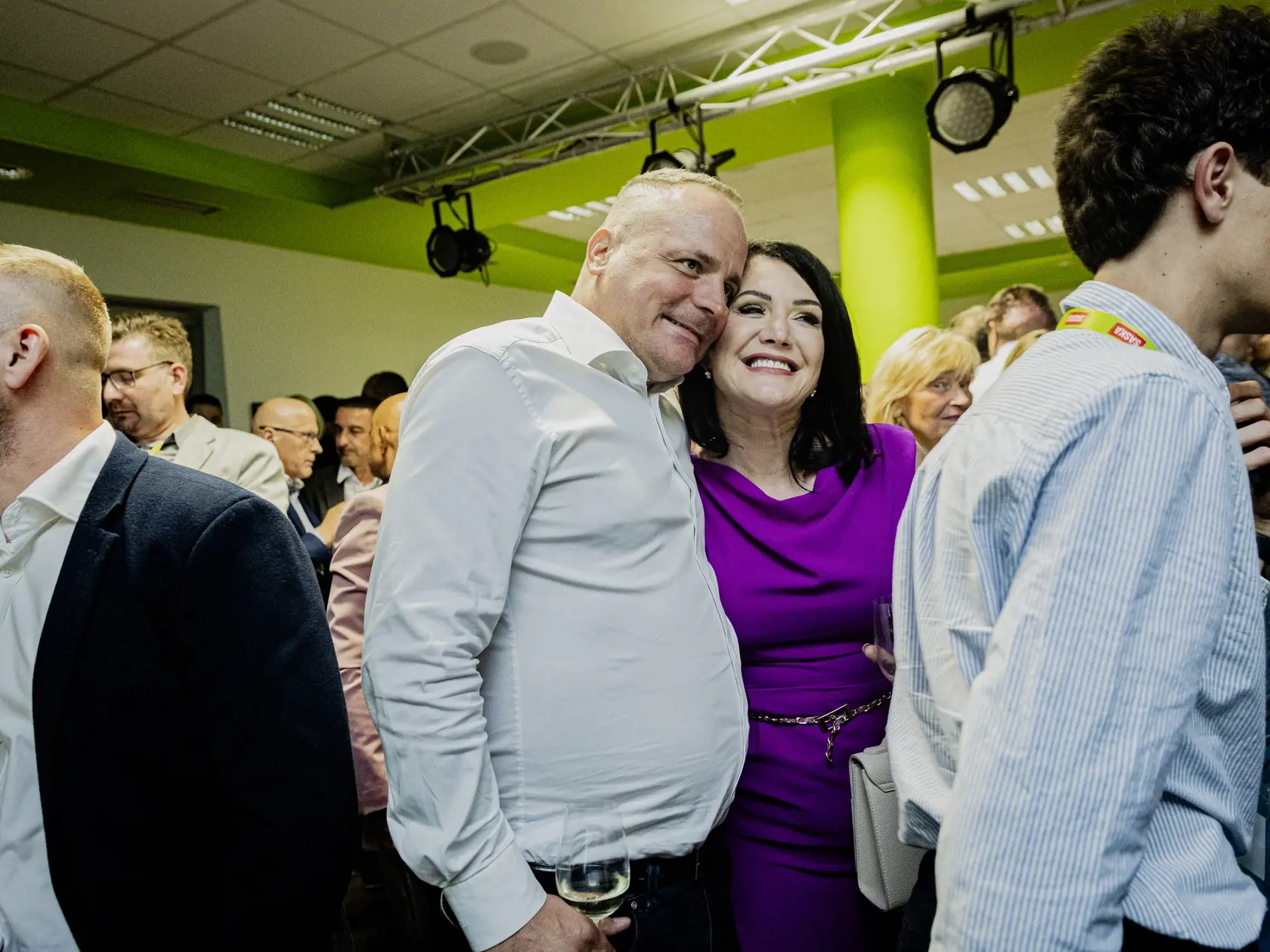 Na snímke Juraj Droba a Jana Bittó Cigániková počas volebnej noci predčasných parlamentných volieb 2023.