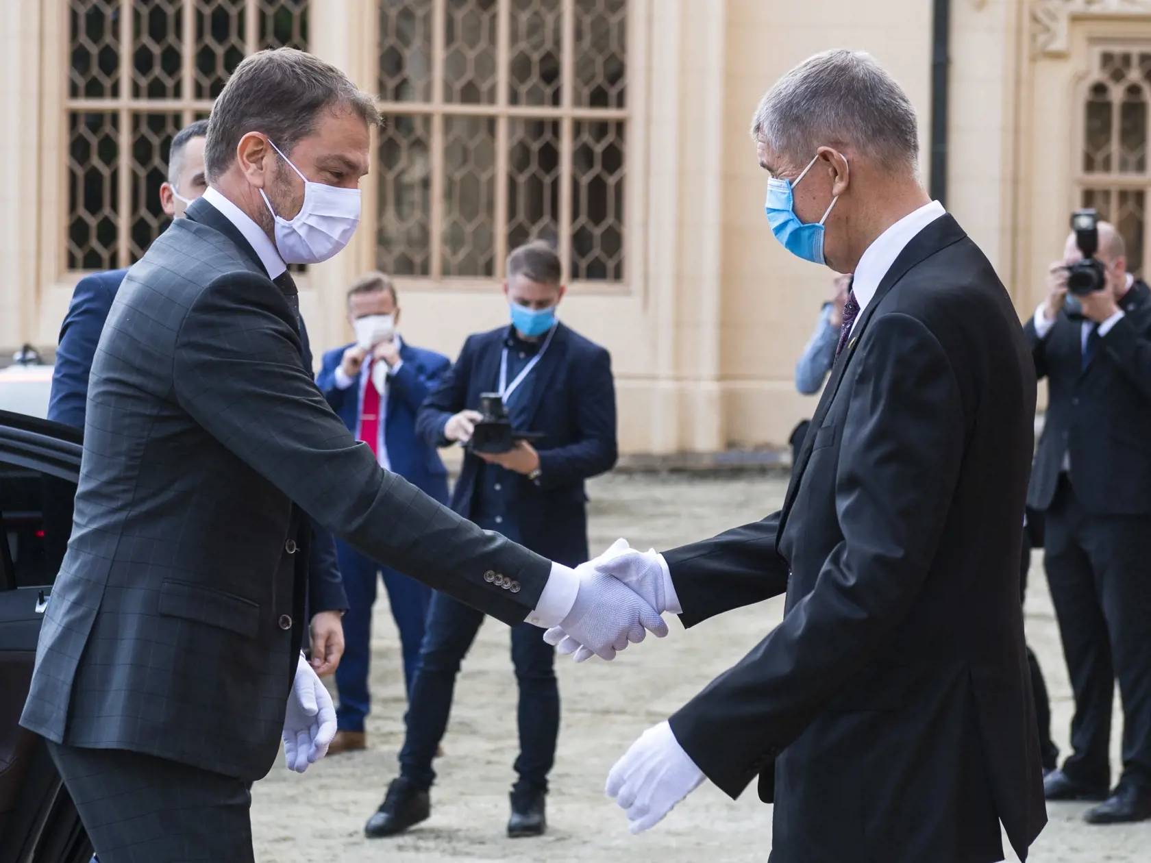 Na snímke je zľava predseda vlády SR Igor Matovič a predseda vlády ČR Andrej Babiš sa vítajú počas príchodu na stretnutie premiérov krajín Vyšehradskej štvorky (V4) na zámku Lednice v Českej republike.