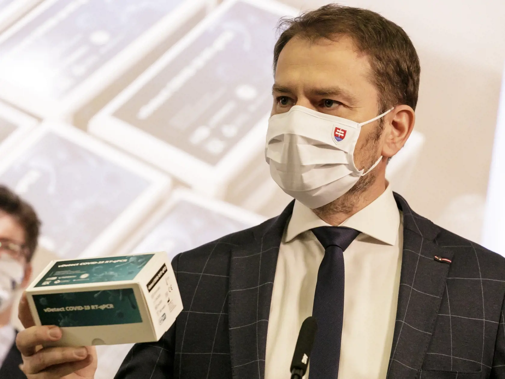 Na snímke je predseda vlády SR Igor Matovič s diagnostickým kitom pre 500 testov na COVID -19 počas tlačovej konferencie na tému: 100-tisíc slovenských testov na koronavírus sa stalo realitou - úspech slovenských vedcov a inovatívnych firiem.