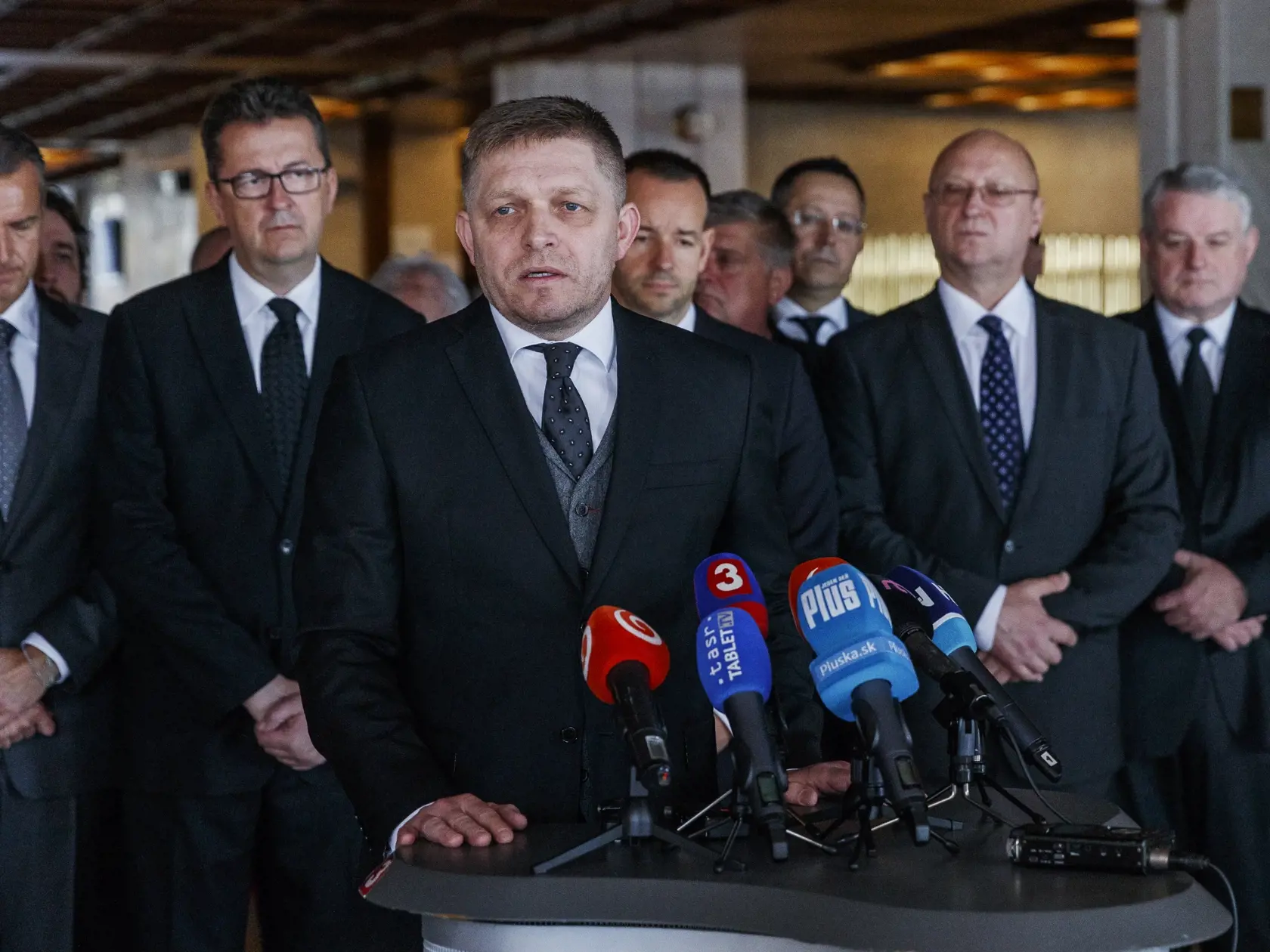 Poslanci Národnej rady Slovenskej republiky za stranu SMER-SD, vedení predsedom Robertom Ficom, vzadli úctu pamiatke zosnulého bývalého predsedu NRSR Pavla Pašku vo foyer Nárdonej rady. Na snímke Robert Fico počas brífingu pre média.