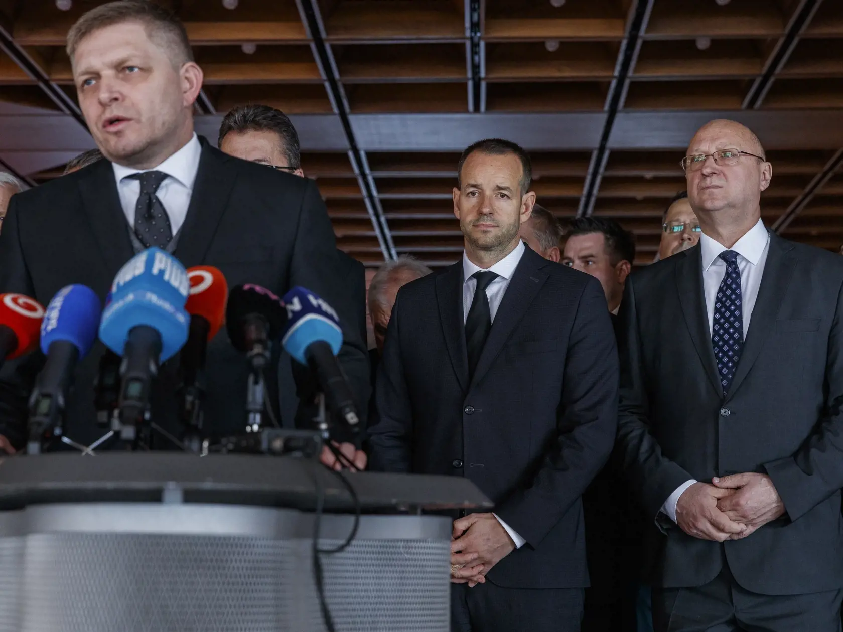 Poslanci Národnej rady Slovenskej republiky za stranu SMER-SD, vedení predsedom Robertom Ficom, vzadli úctu pamiatke zosnulého bývalého predsedu NRSR Pavla Pašku vo foyer Nárdonej rady. Na snímke Viktor Stromček.