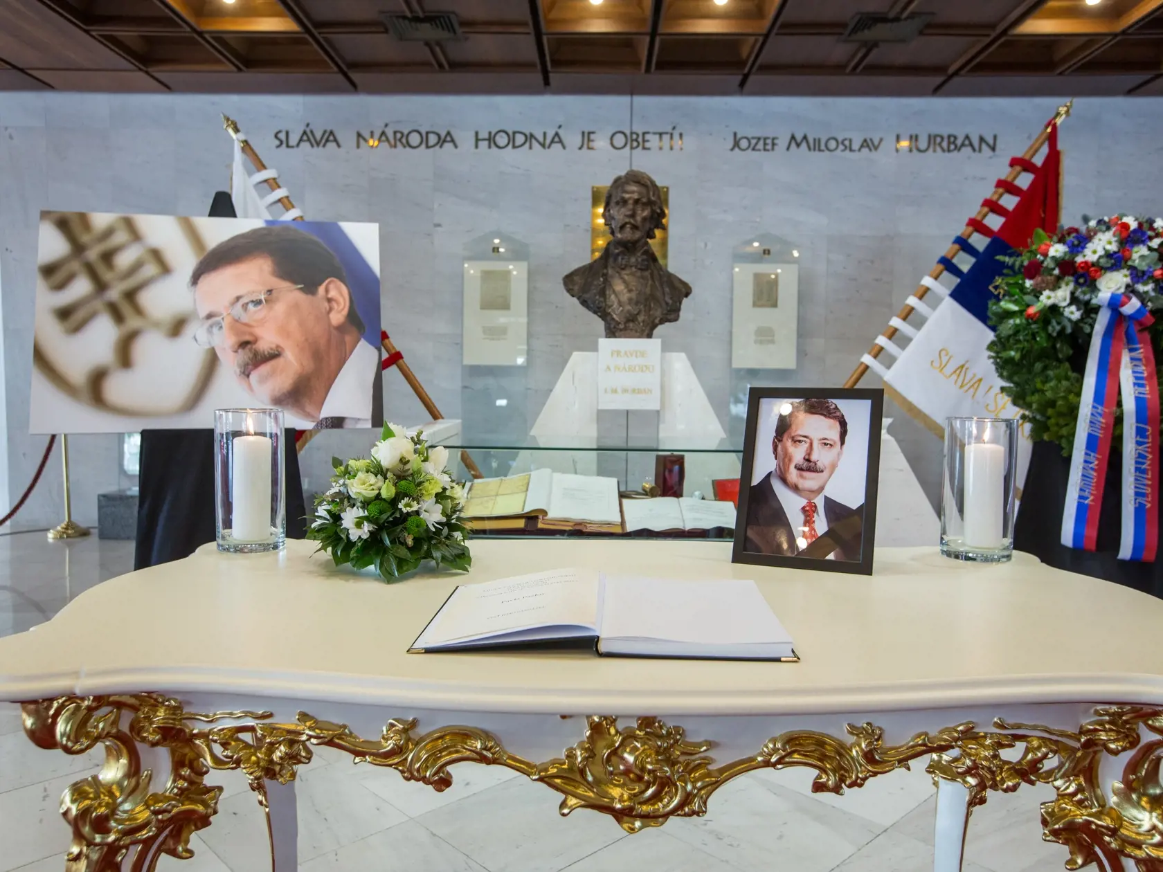 Predseda Národnej rady SR Andrej Danko dnes od 15. tej hodiny sprístupnil v priestoroch Národnej Rady SR kondolenčnú knihu v súvislosti s úmrtím bývalého predsedu NR SR Pavla Pašku.