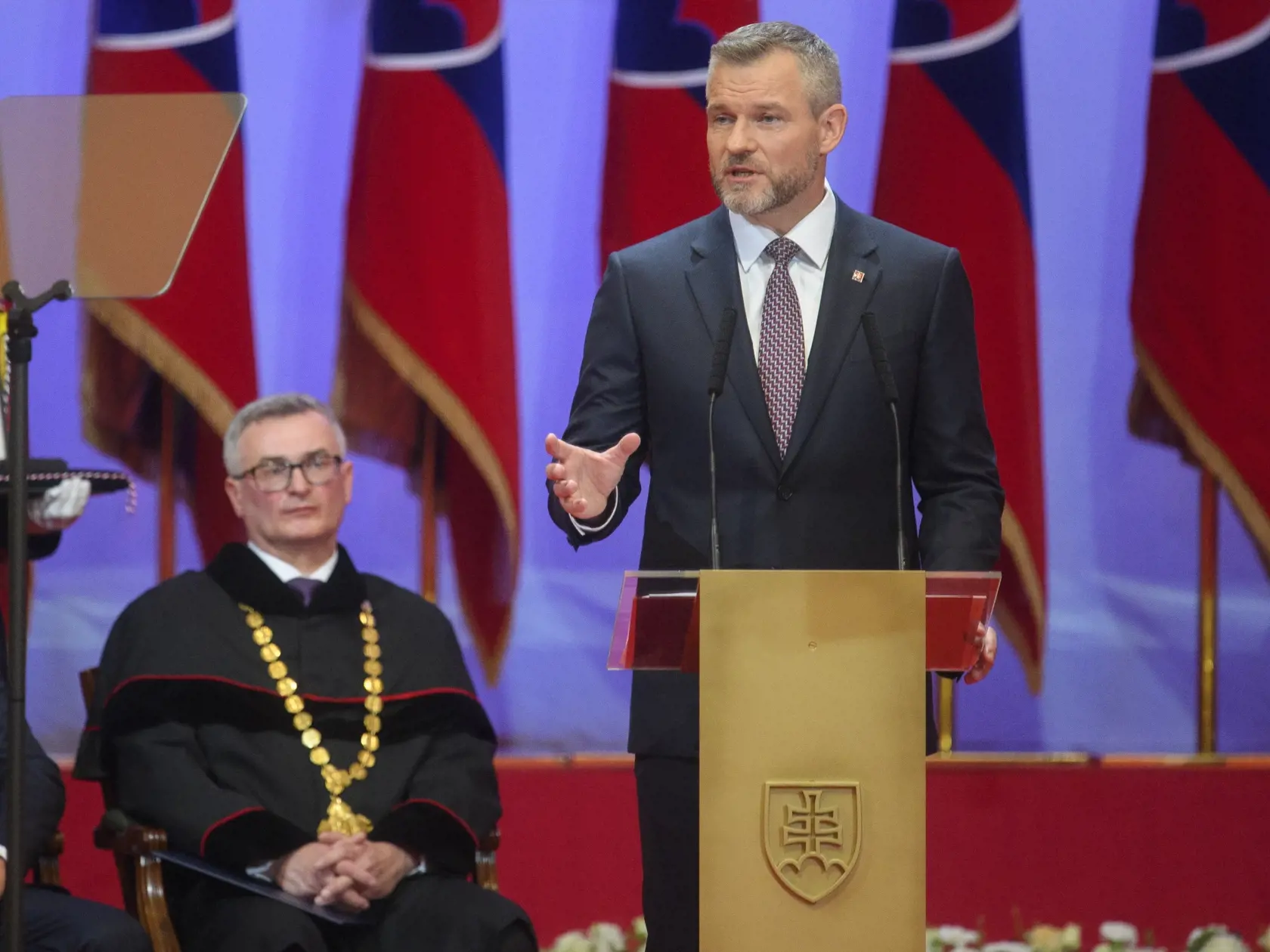 Na snímke vpravo prezident SR Peter Pellegrini počas príhovoru po zložení prezidentského sľubu na slávnostnej schôdzi NR SR v budove Slovenskej filharmónie 15. júna 2024 v Bratislave. Vľavo predseda Ústavného súdu SR Ivan Fiačan. FOTO TASR - Michal Svítok	