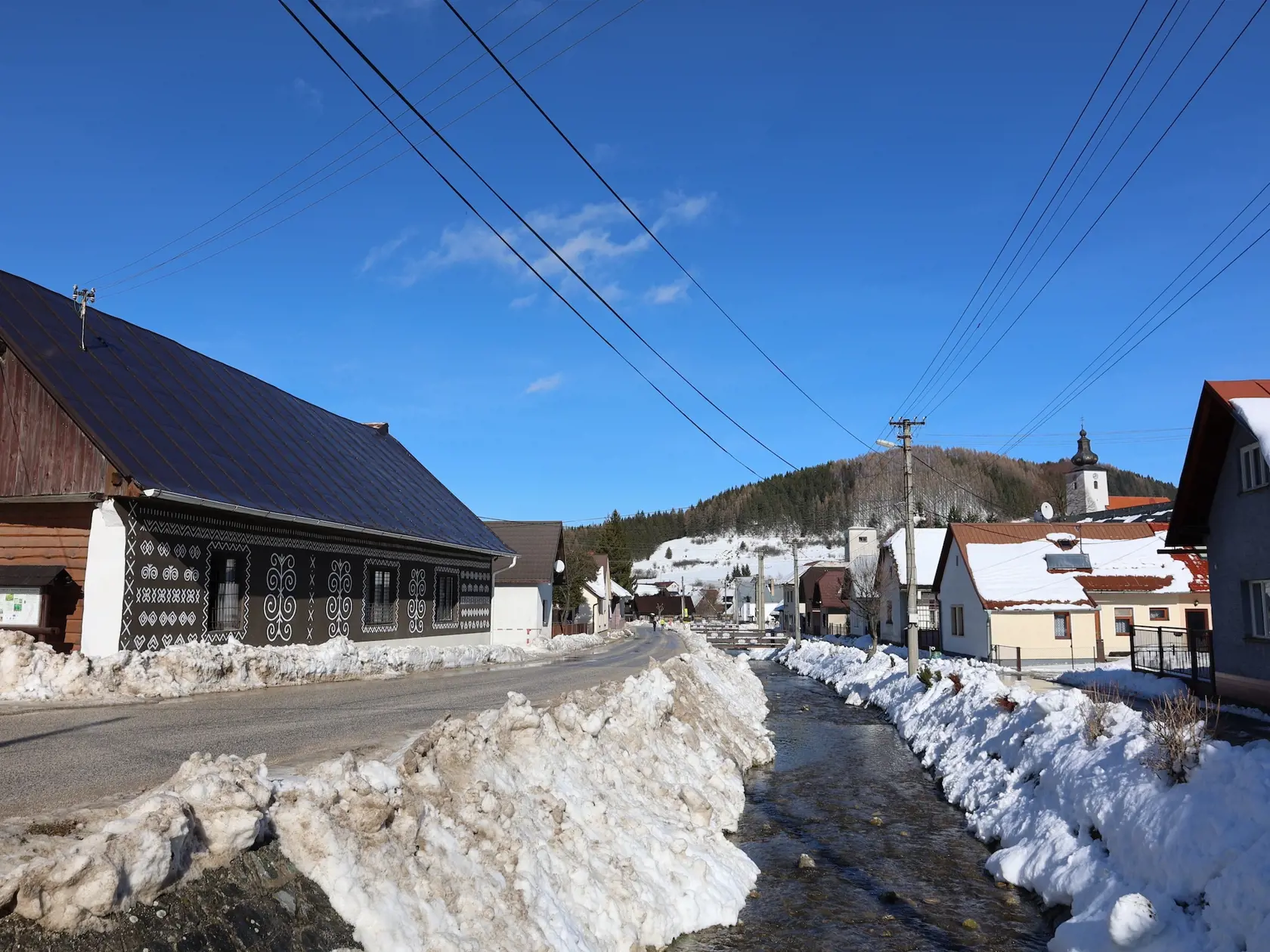 “Som rada, že sem turisti chodia, naši podnikatelia to potrebujú, aby prežili. Ale obec z jednodňových turistov nemá žiadne zisky. Prídu sem, odfotia sa pri domčeku, niečo zjedia, odpad hodia nášho koša a my ho musíme zaplatiť,” poznamenáva starostka.