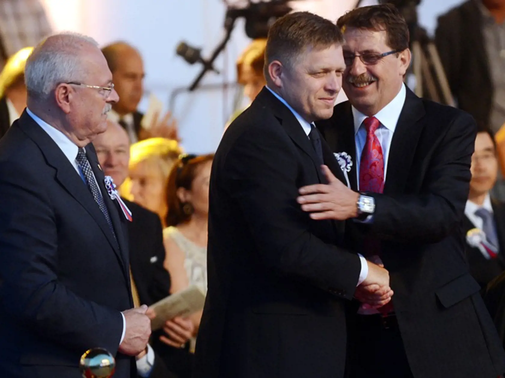 Len pre vyvolených: Na Devín mali bežní ľudia vstup zakázaný. Premiér Robert Fico vystúpil s plamenným prejavom, ktorý zrejme ocenil aj jeho stranícky kolega a predseda parlamentu Pavol Paška.