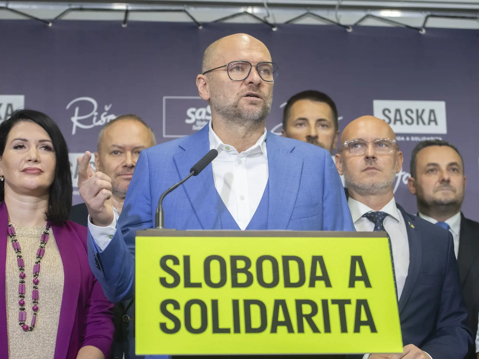 Na snímke uprostred predseda politickej strany Sloboda a Solidarita (SaS) Richard Sulík počas tlačovej konferencie, na ktorej oznámil odchod z postu funkcie predsedu SaS po kongrese strany, ktorý sa bude konať v marci 2024. Bratislava, 23. októbra 2023. FOTO TASR - Martin Baumann