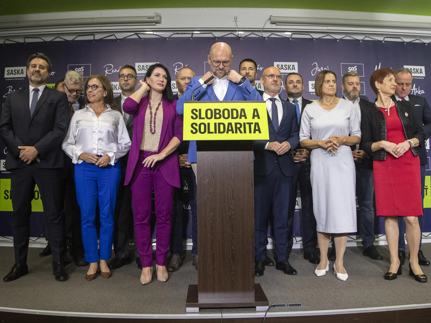 Na snímke uprostred predseda politickej strany Sloboda a Solidarita (SaS) Richard Sulík počas tlačovej konferencie, na ktorej oznámil odchod z postu funkcie predsedu SaS po kongrese strany, ktorý sa bude konať v marci 2024. Bratislava, 23. októbra 2023. FOTO TASR - Martin Baumann