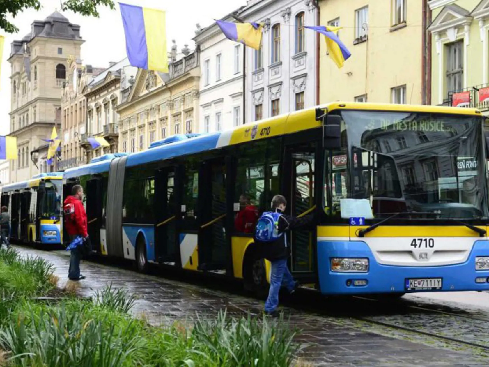 Cestujúci košickou mestskou hromadnou dopravou si od júna tohto roka priplatia.